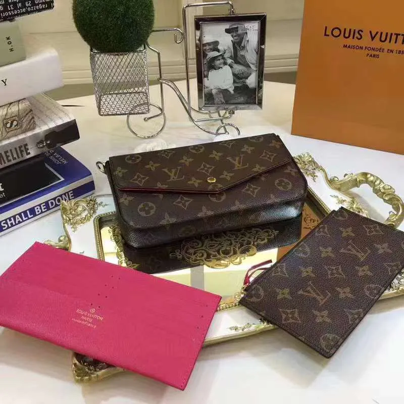 P140 Model: 61276 Size 21/11/2 Introduction: The Louis vuitton Felicie three-piece handbag is elegant and luxurious. It contains two detachable pockets and is a fashionable choice for carrying and organizing your daily necessities. It is more than just a wallet, after removing the gold chain, it can also be used as a charming clutch or small handbag ""