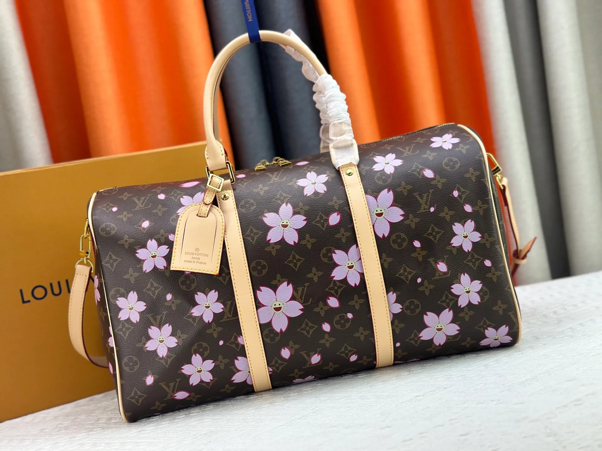 P360 M98004 M41418 Lv travel bag is really great for packing. It is the first choice when traveling. It is one of the must-have items for fashionistas who want to carry it. Size: 45 26 Item No. 98004