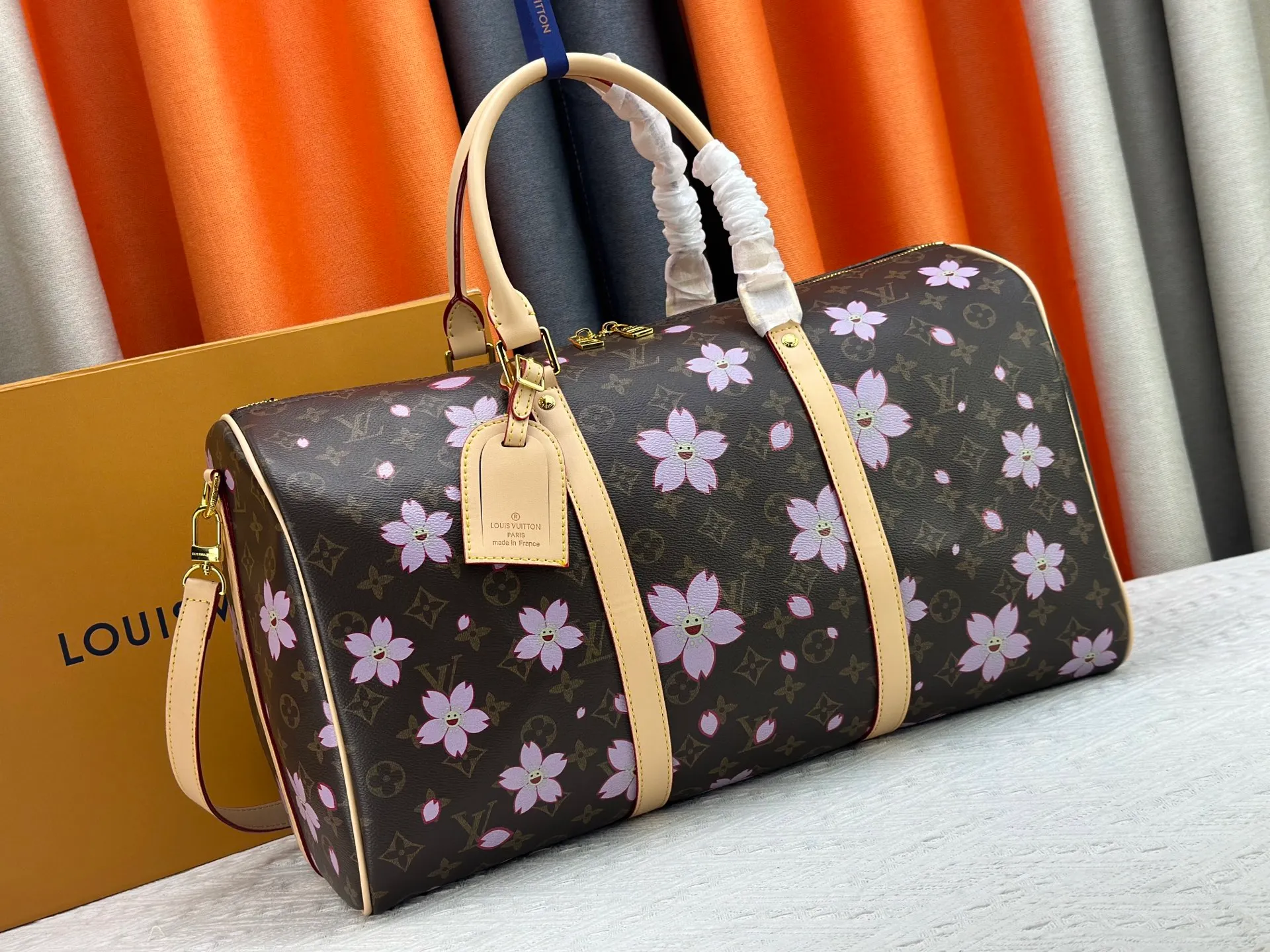 P360 M98004 M41418 Lv travel bag is really great for packing. It is the first choice when traveling. It is one of the must-have items for fashionistas who want to carry it. Size: 45 26 Item No. 98004