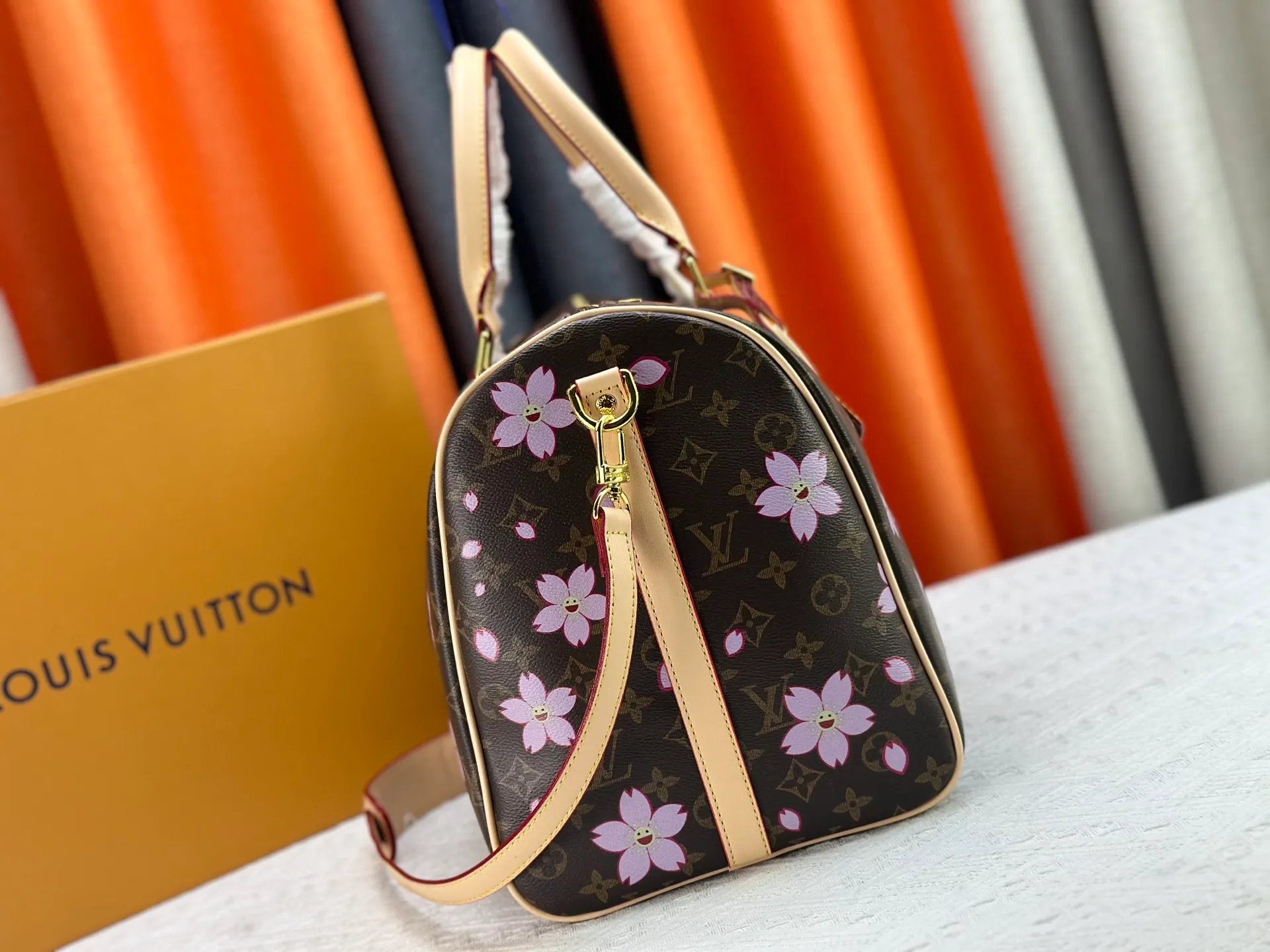P360 M98004 M41418 Lv travel bag is really great for packing. It is the first choice when traveling. It is one of the must-have items for fashionistas who want to carry it. Size: 45 26 Item No. 98004