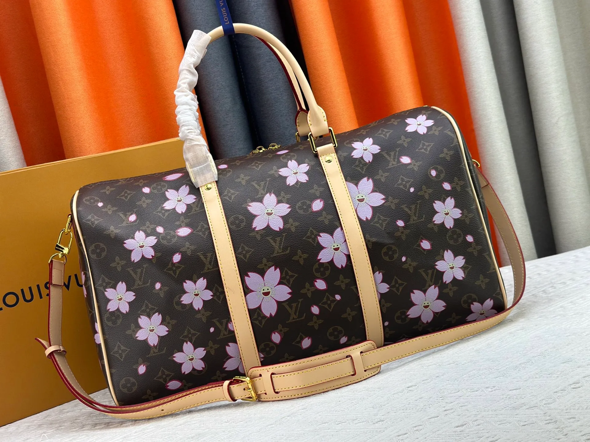 P360 M98004 M41418 Lv travel bag is really great for packing. It is the first choice when traveling. It is one of the must-have items for fashionistas who want to carry it. Size: 45 26 Item No. 98004