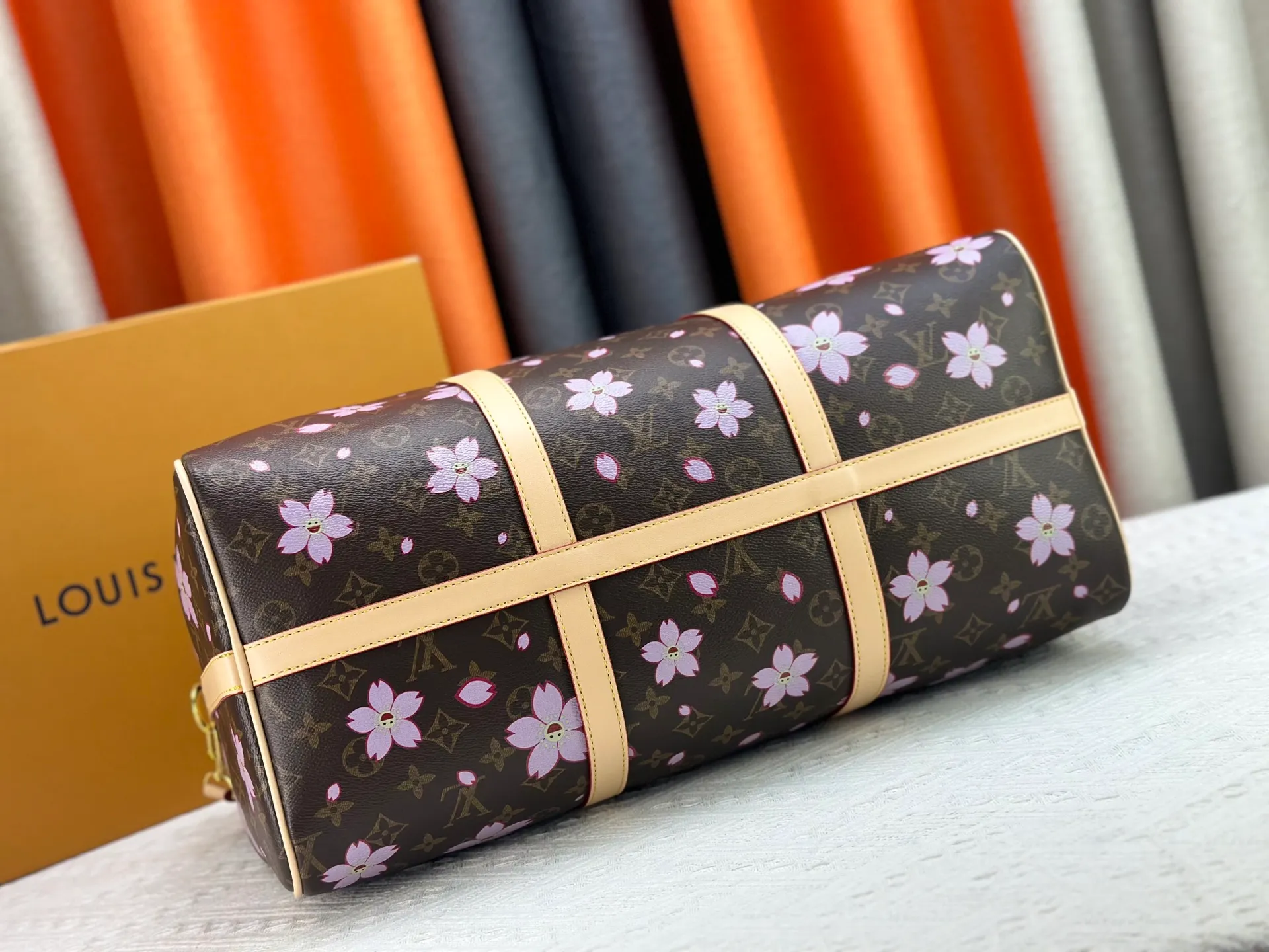 P360 M98004 M41418 Lv travel bag is really great for packing. It is the first choice when traveling. It is one of the must-have items for fashionistas who want to carry it. Size: 45 26 Item No. 98004