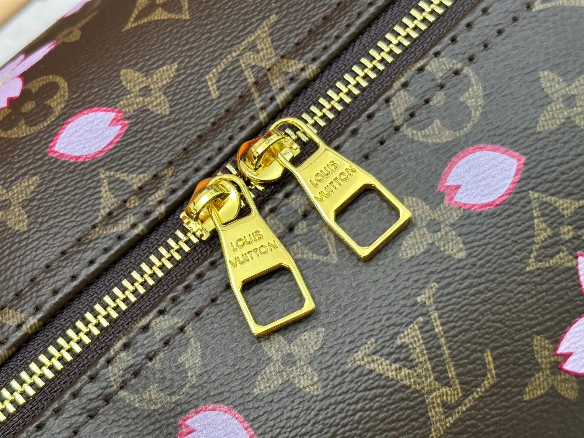 P360 M98004 M41418 Lv travel bag is really great for packing. It is the first choice when traveling. It is one of the must-have items for fashionistas who want to carry it. Size: 45 26 Item No. 98004