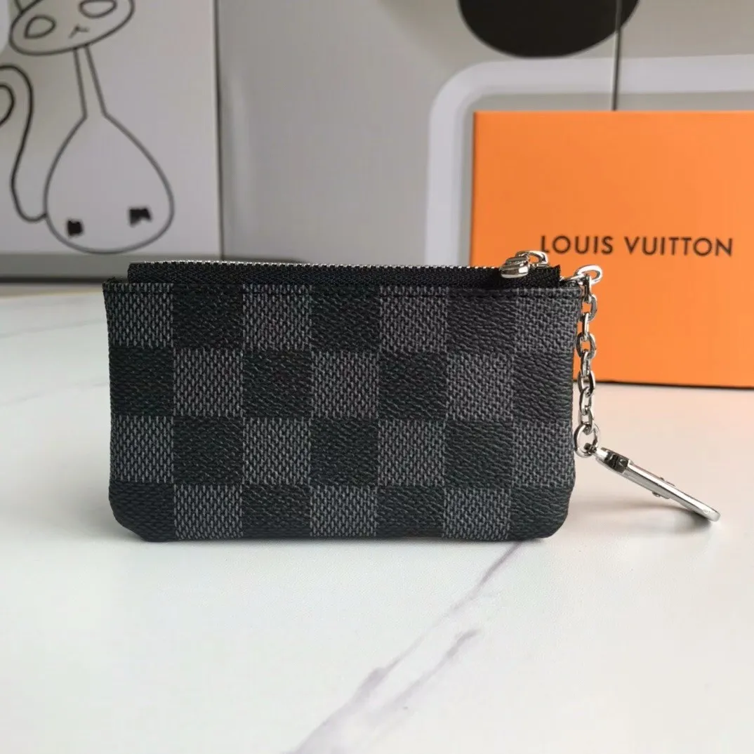 💰90💰This Damier canvas small leather bag can hold change and keys, and can be easily put into a handbag or clothing pocket. Key ring, key hook can be hung on the D-ring provided with most Louis Vuitton handbags, zipper closure, Damier canvas texture and embossed calfskin, shiny gold-tone hardware. 👏👏Model 62650, size: 12x7cm,