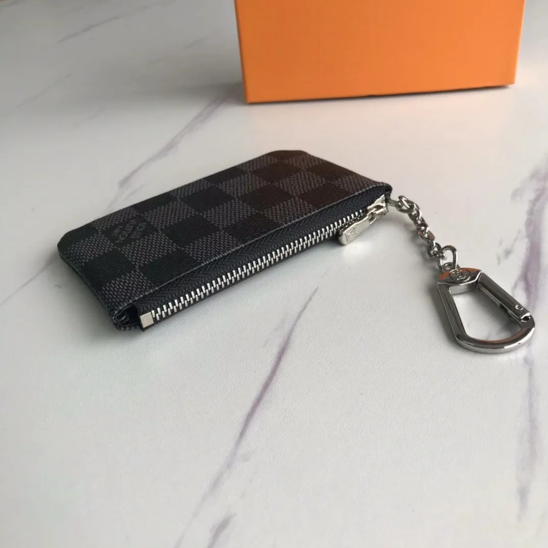 💰90💰This Damier canvas small leather bag can hold change and keys, and can be easily put into a handbag or clothing pocket. Key ring, key hook can be hung on the D-ring provided with most Louis Vuitton handbags, zipper closure, Damier canvas texture and embossed calfskin, shiny gold-tone hardware. 👏👏Model 62650, size: 12x7cm,