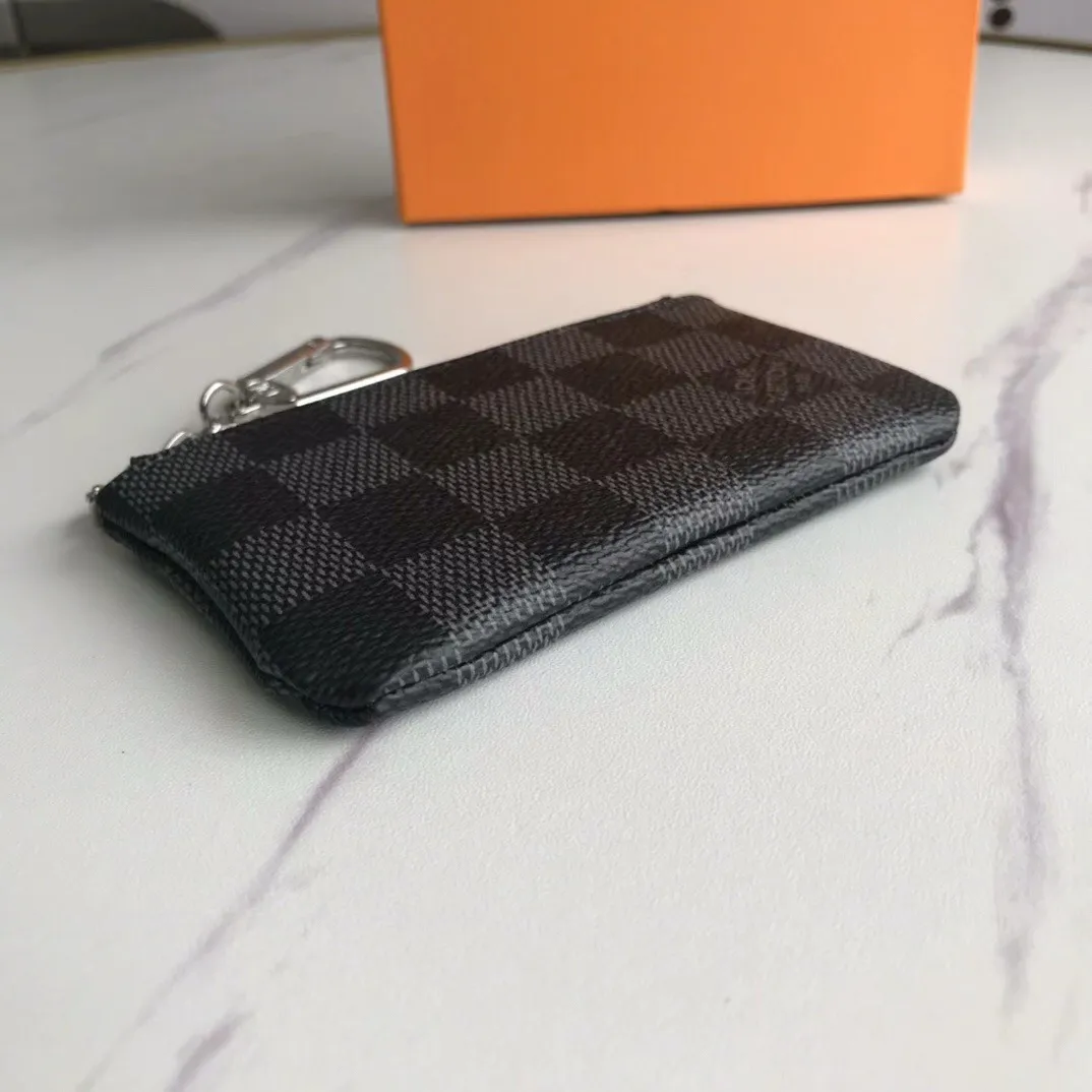 💰90💰This Damier canvas small leather bag can hold change and keys, and can be easily put into a handbag or clothing pocket. Key ring, key hook can be hung on the D-ring provided with most Louis Vuitton handbags, zipper closure, Damier canvas texture and embossed calfskin, shiny gold-tone hardware. 👏👏Model 62650, size: 12x7cm,