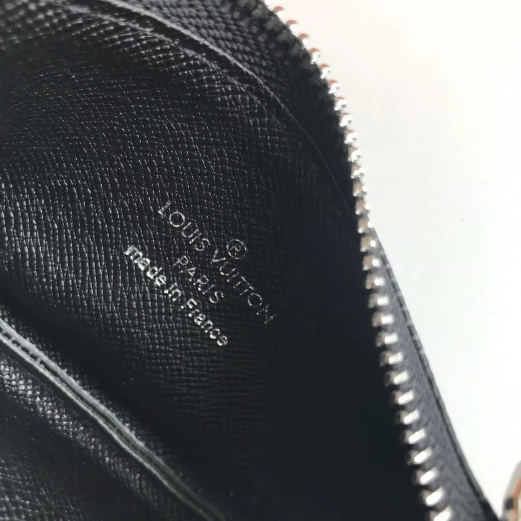 💰90💰This Damier canvas small leather bag can hold change and keys, and can be easily put into a handbag or clothing pocket. Key ring, key hook can be hung on the D-ring provided with most Louis Vuitton handbags, zipper closure, Damier canvas texture and embossed calfskin, shiny gold-tone hardware. 👏👏Model 62650, size: 12x7cm,