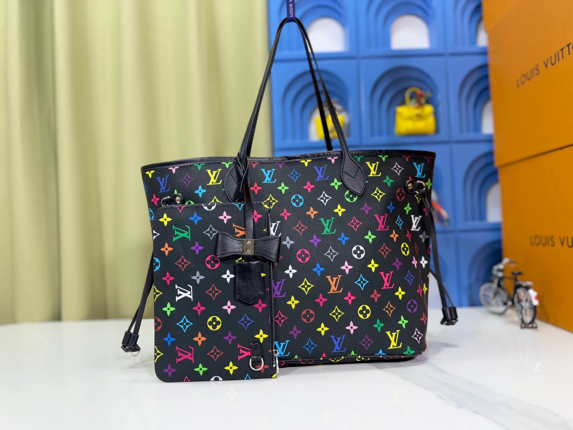 P260 Upgraded original M13675 M13271 M40995 This medium-sized Neverfull handbag is from the Louis Vuitton x Takashi Murakami reissue series. It uses Monogram canvas to create a spacious configuration, and then uses the smart Monogram floral pattern to interpret the artist's "ultra-flat" aesthetic style. Cowhide leather outlines the upper edge, handles and side straps, while the fabric lining incorporates colorful stripes. An interior zip pocket and a removable storage bag complete the functional design. Dimensions: 31.0 x 28.0 x 14.0 cm (length x height x width)