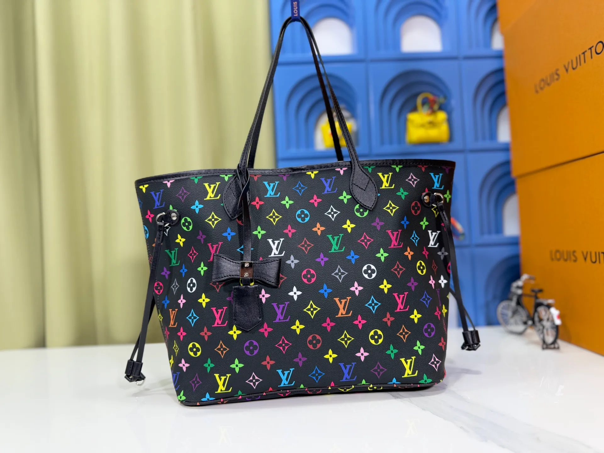 P260 Upgraded original M13675 M13271 M40995 This medium-sized Neverfull handbag is from the Louis Vuitton x Takashi Murakami reissue series. It uses Monogram canvas to create a spacious configuration, and then uses the smart Monogram floral pattern to interpret the artist's "ultra-flat" aesthetic style. Cowhide leather outlines the upper edge, handles and side straps, while the fabric lining incorporates colorful stripes. An interior zip pocket and a removable storage bag complete the functional design. Dimensions: 31.0 x 28.0 x 14.0 cm (length x height x width)