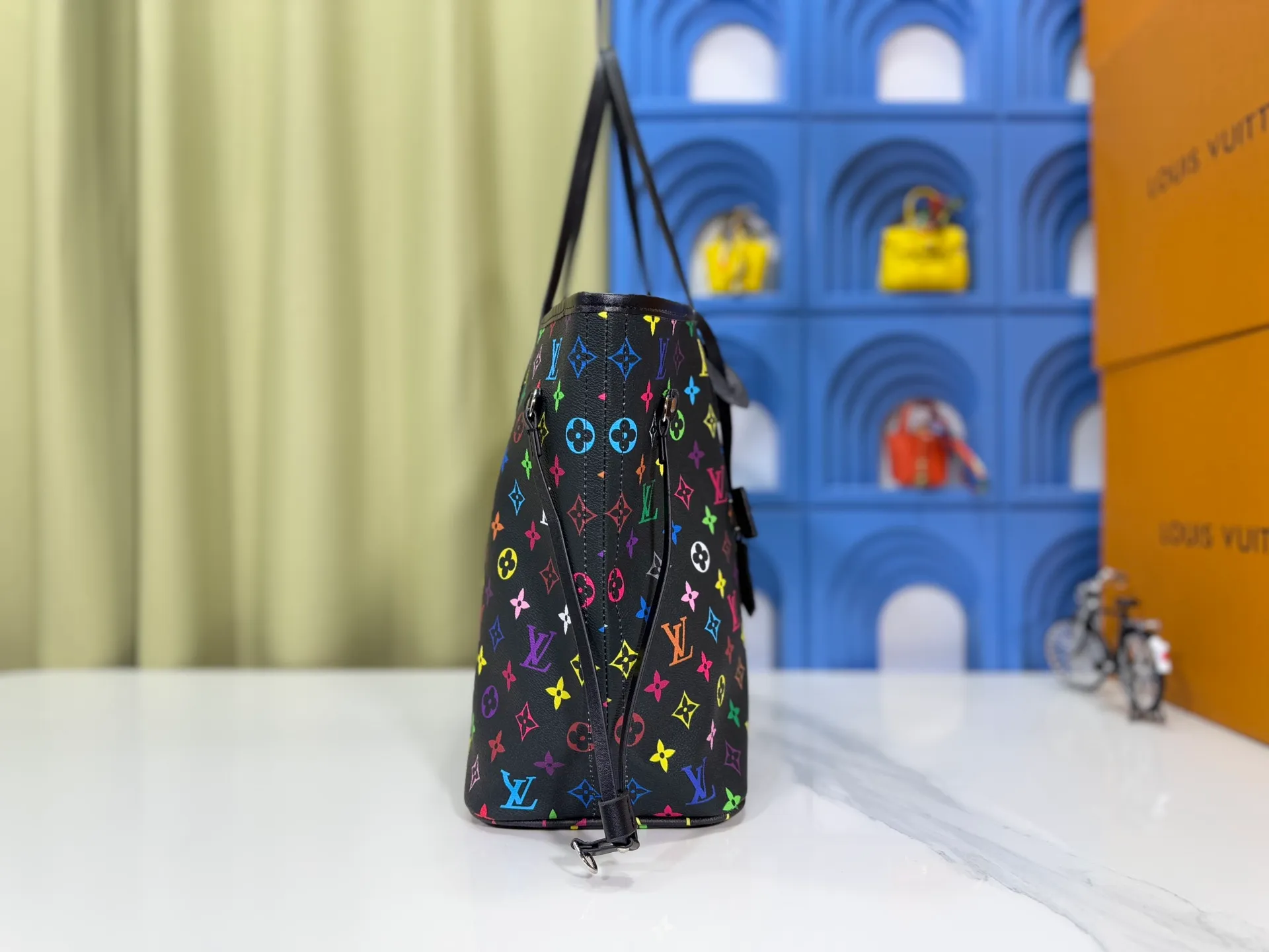 P260 Upgraded original M13675 M13271 M40995 This medium-sized Neverfull handbag is from the Louis Vuitton x Takashi Murakami reissue series. It uses Monogram canvas to create a spacious configuration, and then uses the smart Monogram floral pattern to interpret the artist's "ultra-flat" aesthetic style. Cowhide leather outlines the upper edge, handles and side straps, while the fabric lining incorporates colorful stripes. An interior zip pocket and a removable storage bag complete the functional design. Dimensions: 31.0 x 28.0 x 14.0 cm (length x height x width)