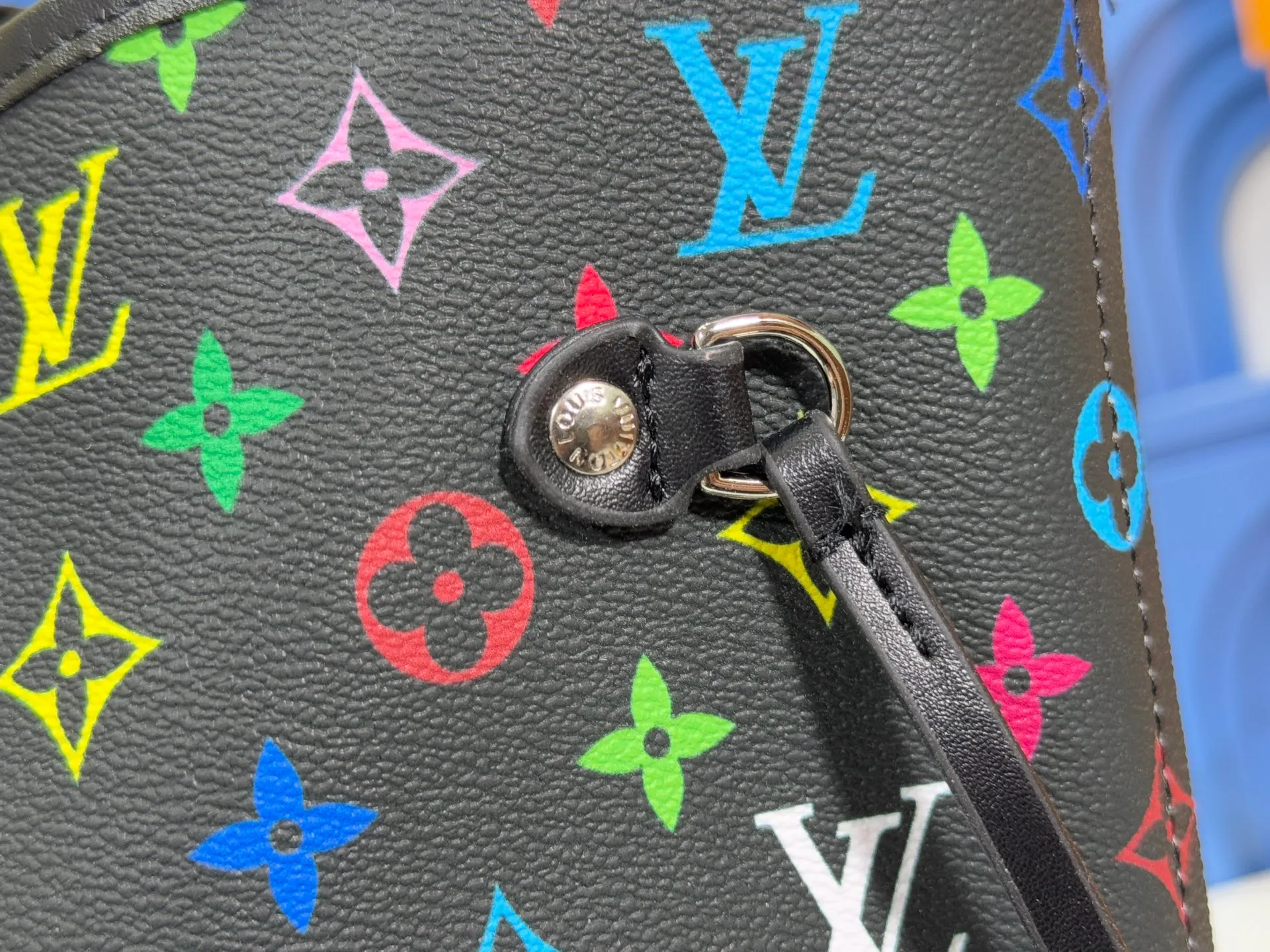 P260 Upgraded original M13675 M13271 M40995 This medium-sized Neverfull handbag is from the Louis Vuitton x Takashi Murakami reissue series. It uses Monogram canvas to create a spacious configuration, and then uses the smart Monogram floral pattern to interpret the artist's "ultra-flat" aesthetic style. Cowhide leather outlines the upper edge, handles and side straps, while the fabric lining incorporates colorful stripes. An interior zip pocket and a removable storage bag complete the functional design. Dimensions: 31.0 x 28.0 x 14.0 cm (length x height x width)