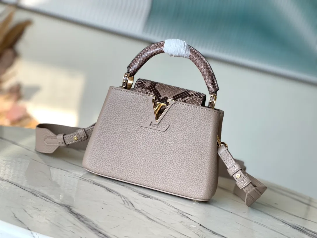 💰1940 (Special Grade Original Leather) N99387/M80041 Gray Snake Shoulder This Capucines mini handbag is exquisitely constructed with full-grain Taurillon leather. It is equipped with a top handle, two-way flap and a logo outlined in luster python leather, making it a gorgeous choice for both day and night. The detachable wide shoulder strap allows for an avant-garde look when worn on the shoulder or crossbody. Size: 21 *14 * 8cm