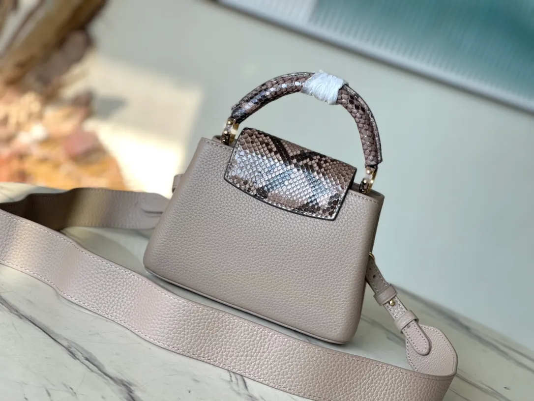 💰1940 (Special Grade Original Leather) N99387/M80041 Gray Snake Shoulder This Capucines mini handbag is exquisitely constructed with full-grain Taurillon leather. It is equipped with a top handle, two-way flap and a logo outlined in luster python leather, making it a gorgeous choice for both day and night. The detachable wide shoulder strap allows for an avant-garde look when worn on the shoulder or crossbody. Size: 21 *14 * 8cm