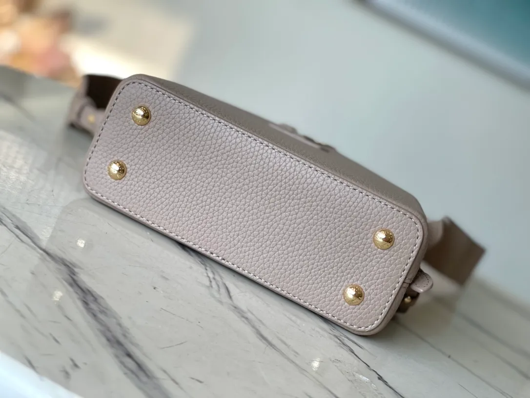 💰1940 (Special Grade Original Leather) N99387/M80041 Gray Snake Shoulder This Capucines mini handbag is exquisitely constructed with full-grain Taurillon leather. It is equipped with a top handle, two-way flap and a logo outlined in luster python leather, making it a gorgeous choice for both day and night. The detachable wide shoulder strap allows for an avant-garde look when worn on the shoulder or crossbody. Size: 21 *14 * 8cm