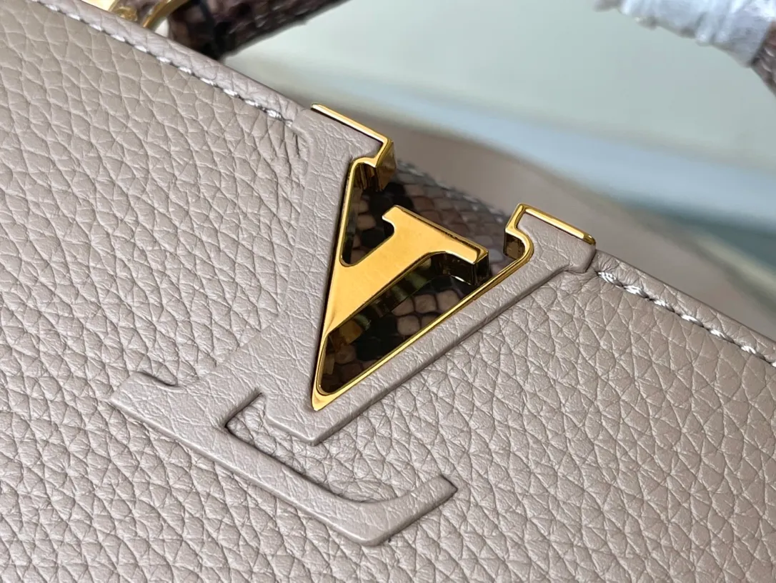 💰1940 (Special Grade Original Leather) N99387/M80041 Gray Snake Shoulder This Capucines mini handbag is exquisitely constructed with full-grain Taurillon leather. It is equipped with a top handle, two-way flap and a logo outlined in luster python leather, making it a gorgeous choice for both day and night. The detachable wide shoulder strap allows for an avant-garde look when worn on the shoulder or crossbody. Size: 21 *14 * 8cm
