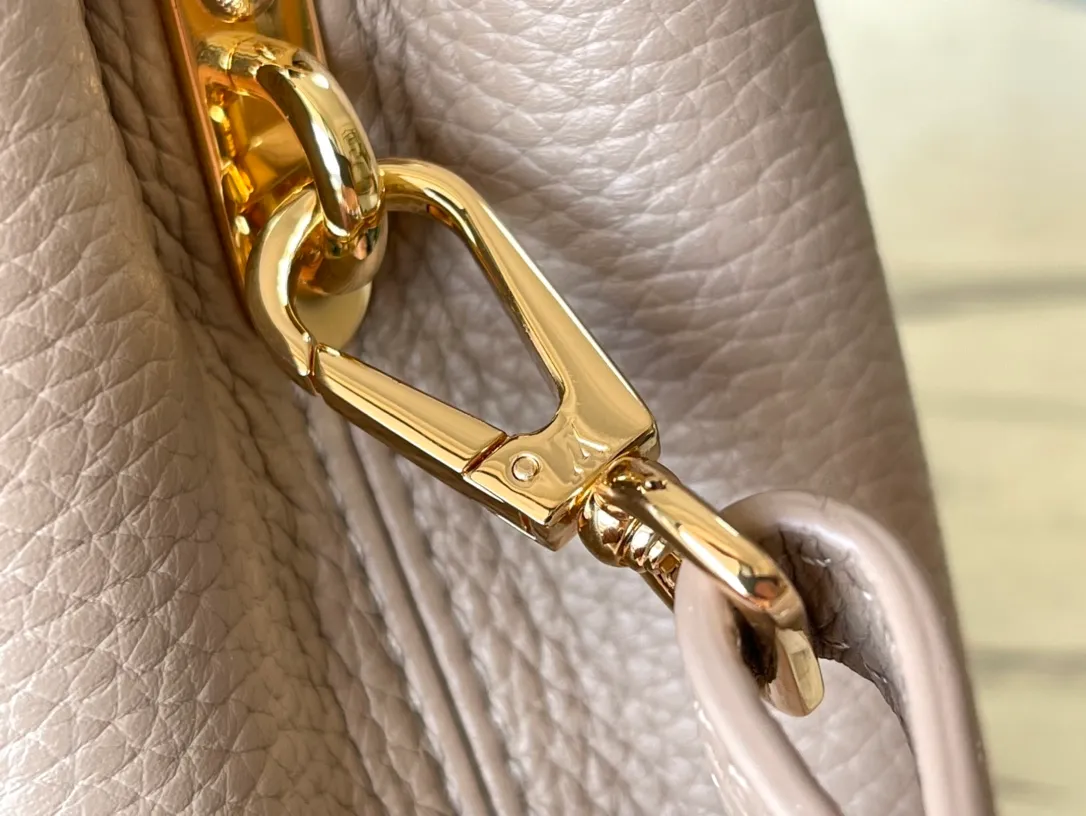 💰1940 (Special Grade Original Leather) N99387/M80041 Gray Snake Shoulder This Capucines mini handbag is exquisitely constructed with full-grain Taurillon leather. It is equipped with a top handle, two-way flap and a logo outlined in luster python leather, making it a gorgeous choice for both day and night. The detachable wide shoulder strap allows for an avant-garde look when worn on the shoulder or crossbody. Size: 21 *14 * 8cm