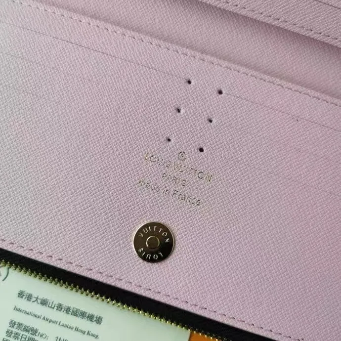 P130💰M61269 brown super practical model, still popular! Official website sync version! Combining Louis Vuitton's classic Monogram canvas material with a bright colored leather lining, the stylish Adele wallet features a modern thin design, two leather zippers and a magnetic clasp for easy opening. It also works as a clutch. 12 credit card slots, 2 zippered compartments for coins or a smartphone, 2 flat interior pockets, embossed cowhide leather lining, shiny gold-tone hardware. Size: 21.9.2