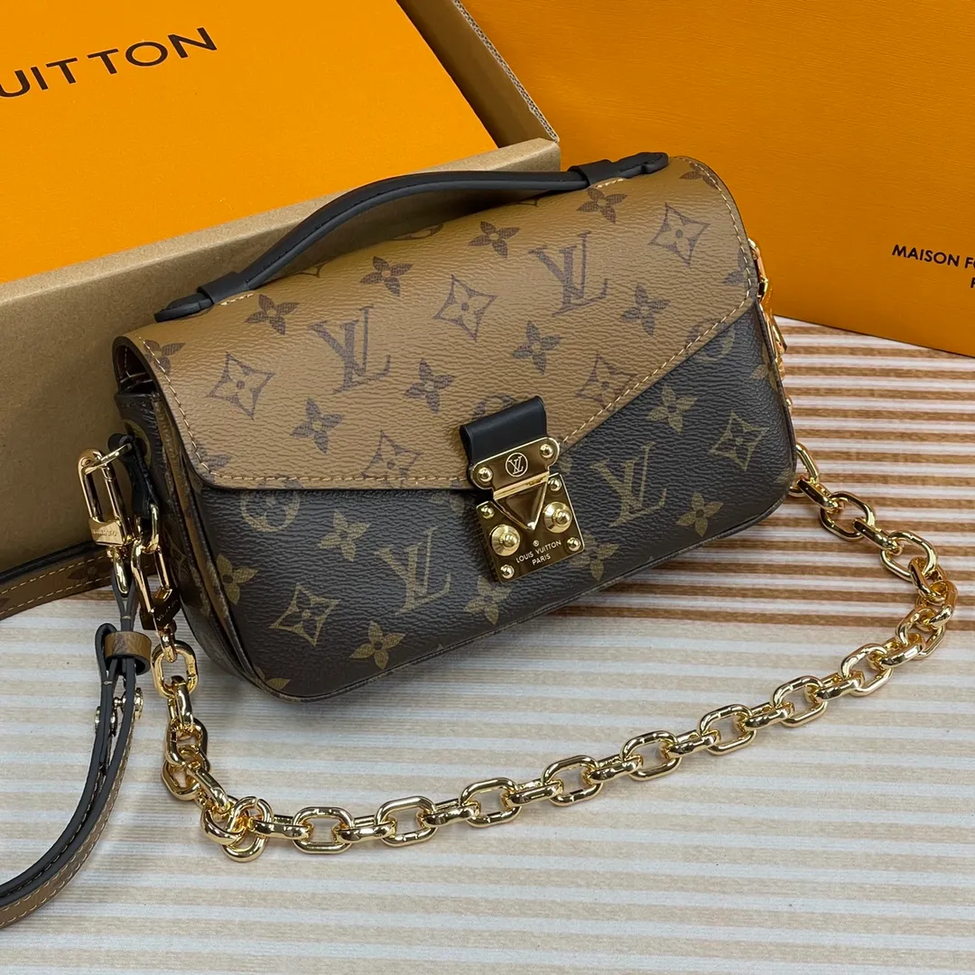 [Upgraded version] P660🐶Upgraded version. High quality. Semi-steel hardware. Comes with complete packaging ❣️M46279🐶POCHETTE MÉTIS EAST WEST handbag Pochette Métis East West handbag is made of Monogram canvas, cow leather trim and S-lock lock. While continuing the classic elements, it also has modern details such as a short chain on the shoulder. Generously constructed with compartments, zippered interior and exterior pockets to easily store your iPhone 13. Dimensions: 21.5 x 13.5 x 6 cm
