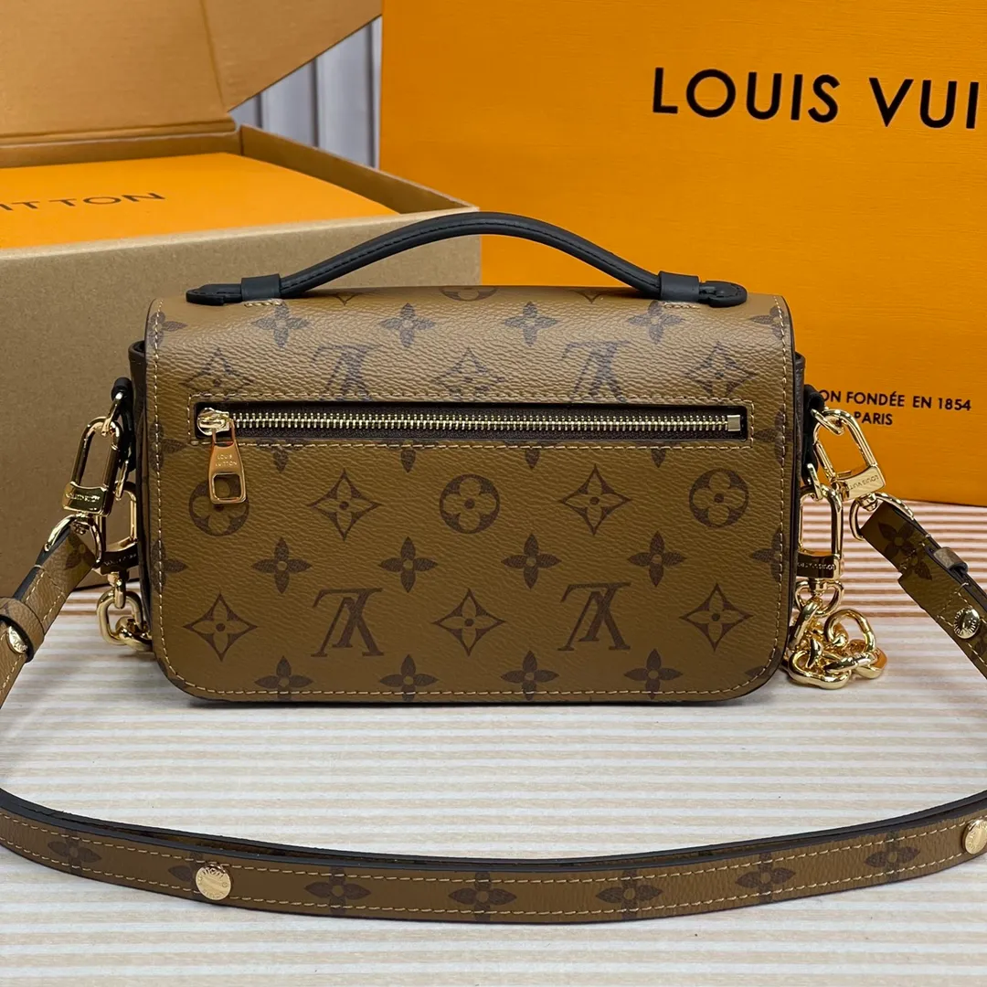 [Upgraded version] P660🐶Upgraded version. High quality. Semi-steel hardware. Comes with complete packaging ❣️M46279🐶POCHETTE MÉTIS EAST WEST handbag Pochette Métis East West handbag is made of Monogram canvas, cow leather trim and S-lock lock. While continuing the classic elements, it also has modern details such as a short chain on the shoulder. Generously constructed with compartments, zippered interior and exterior pockets to easily store your iPhone 13. Dimensions: 21.5 x 13.5 x 6 cm