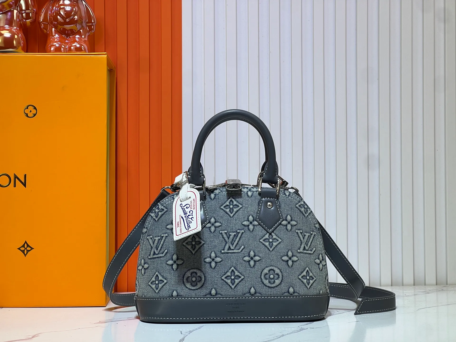 Batch 340💰Upgraded version of embossed denim M53152 This charming Alma BB handbag is derived from the classic Louis Vuitton bag designed in 1934. Iconic elements give this Monogram canvas bag a classic elegance: padlock and key charm, Toron handle and refined leather key holder. Features a detachable shoulder strap for cross-body wear. Dimensions: 23.5 x 17.5 x 11.5 cm (length x height x width)