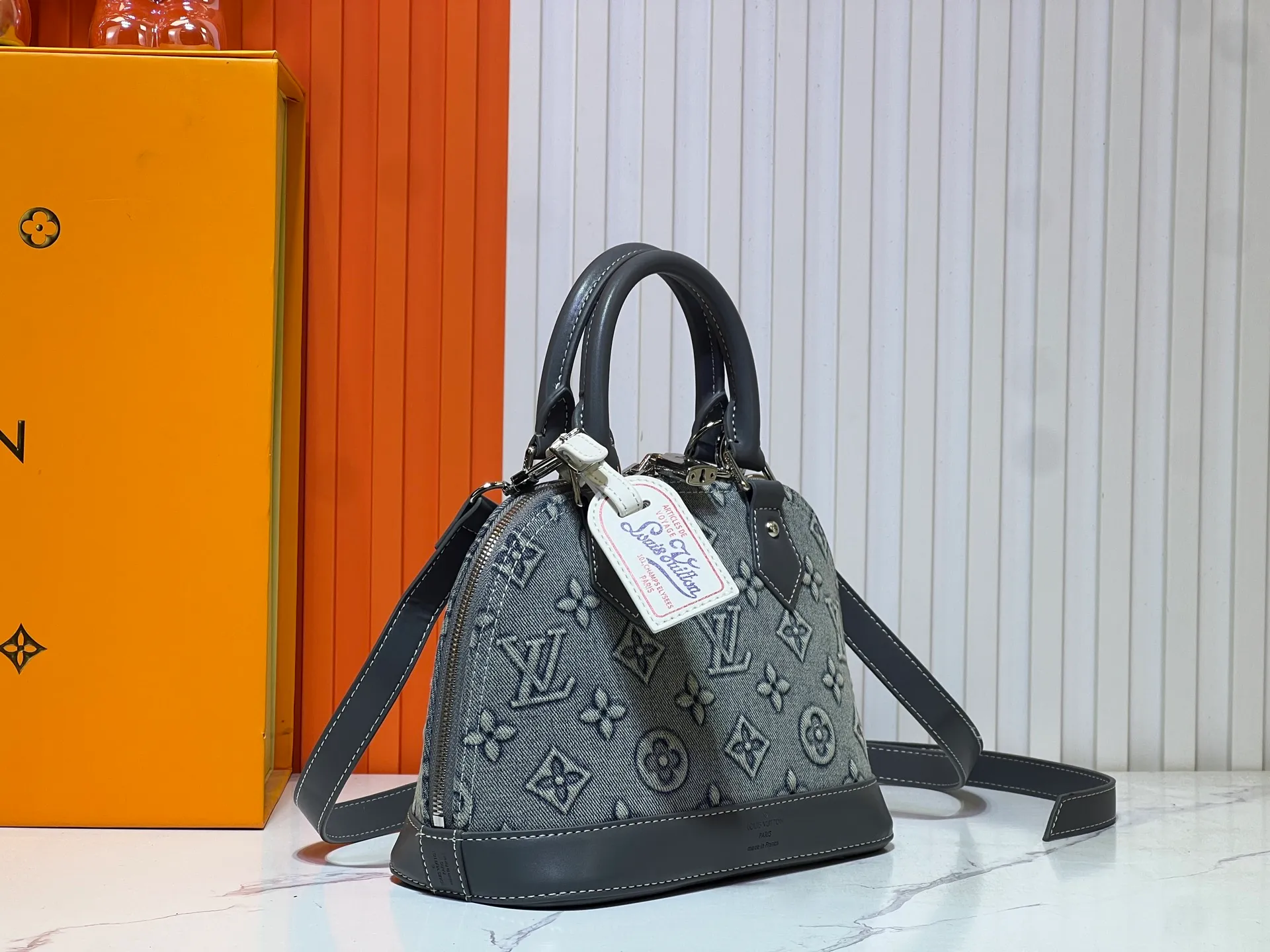 Batch 340💰Upgraded version of embossed denim M53152 This charming Alma BB handbag is derived from the classic Louis Vuitton bag designed in 1934. Iconic elements give this Monogram canvas bag a classic elegance: padlock and key charm, Toron handle and refined leather key holder. Features a detachable shoulder strap for cross-body wear. Dimensions: 23.5 x 17.5 x 11.5 cm (length x height x width)