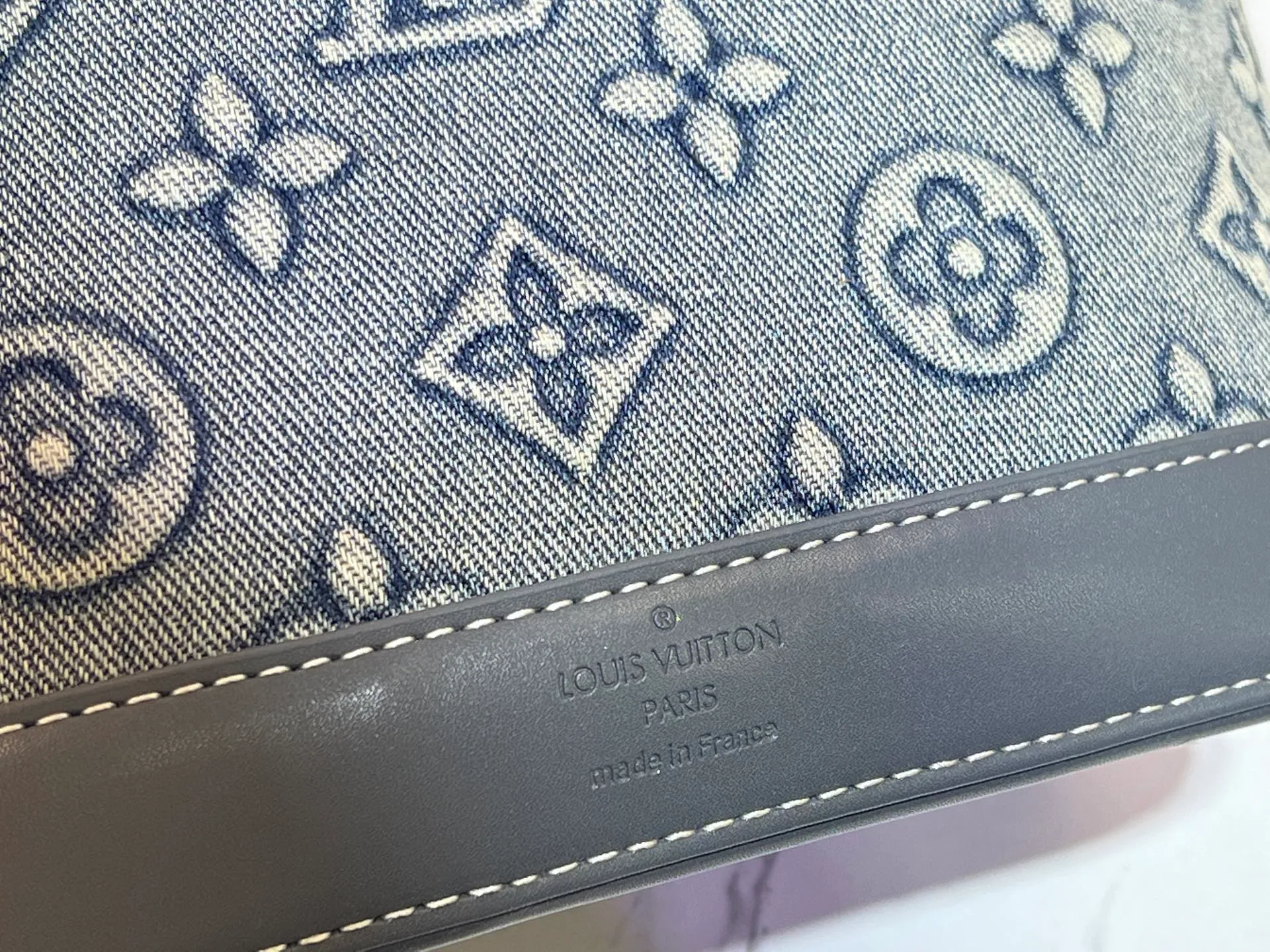 Batch 340💰Upgraded version of embossed denim M53152 This charming Alma BB handbag is derived from the classic Louis Vuitton bag designed in 1934. Iconic elements give this Monogram canvas bag a classic elegance: padlock and key charm, Toron handle and refined leather key holder. Features a detachable shoulder strap for cross-body wear. Dimensions: 23.5 x 17.5 x 11.5 cm (length x height x width)