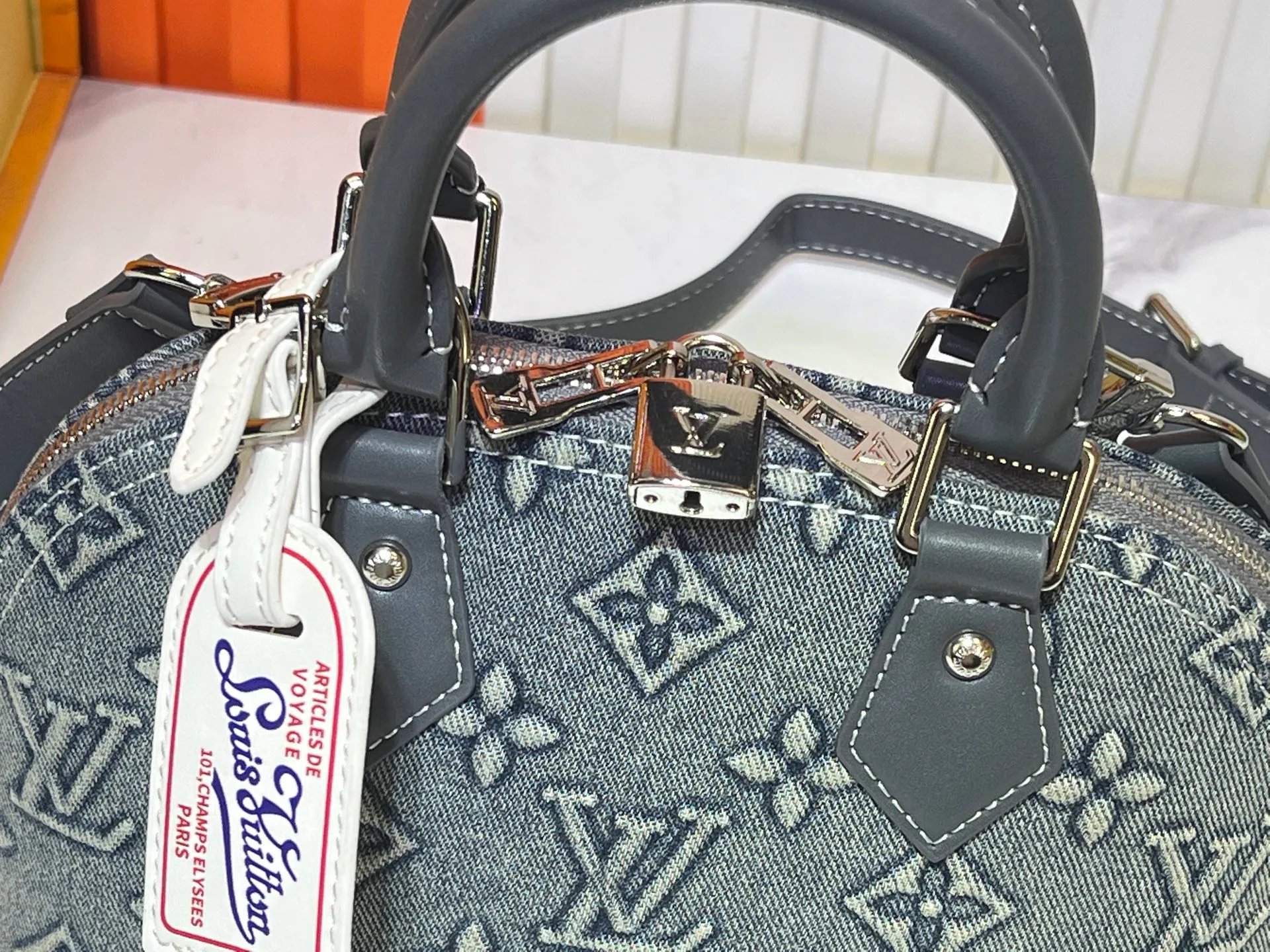 Batch 340💰Upgraded version of embossed denim M53152 This charming Alma BB handbag is derived from the classic Louis Vuitton bag designed in 1934. Iconic elements give this Monogram canvas bag a classic elegance: padlock and key charm, Toron handle and refined leather key holder. Features a detachable shoulder strap for cross-body wear. Dimensions: 23.5 x 17.5 x 11.5 cm (length x height x width)