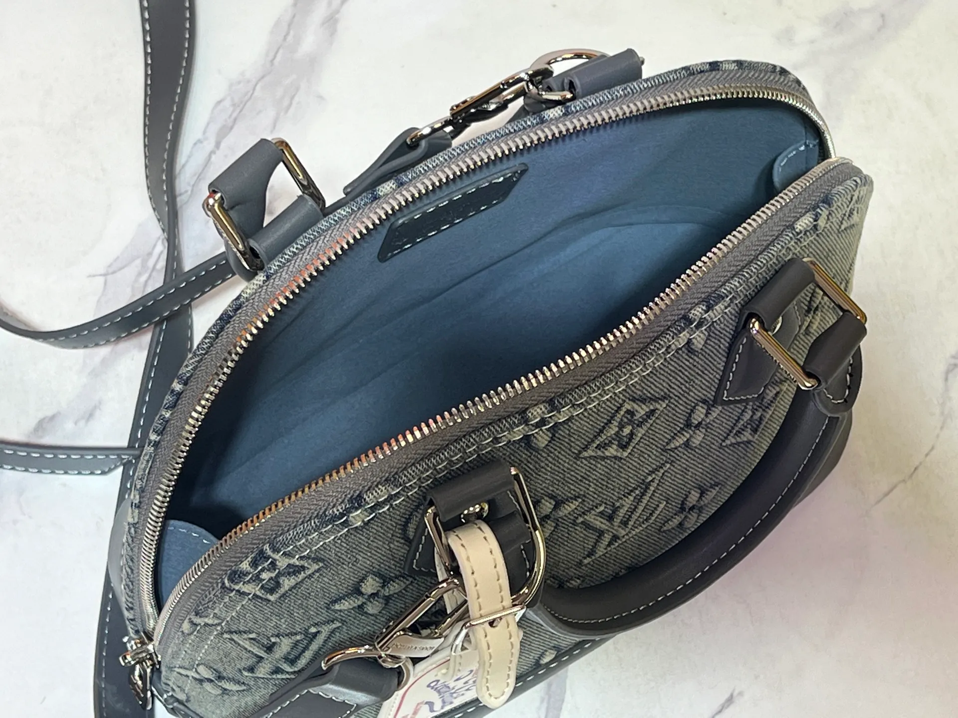 Batch 340💰Upgraded version of embossed denim M53152 This charming Alma BB handbag is derived from the classic Louis Vuitton bag designed in 1934. Iconic elements give this Monogram canvas bag a classic elegance: padlock and key charm, Toron handle and refined leather key holder. Features a detachable shoulder strap for cross-body wear. Dimensions: 23.5 x 17.5 x 11.5 cm (length x height x width)