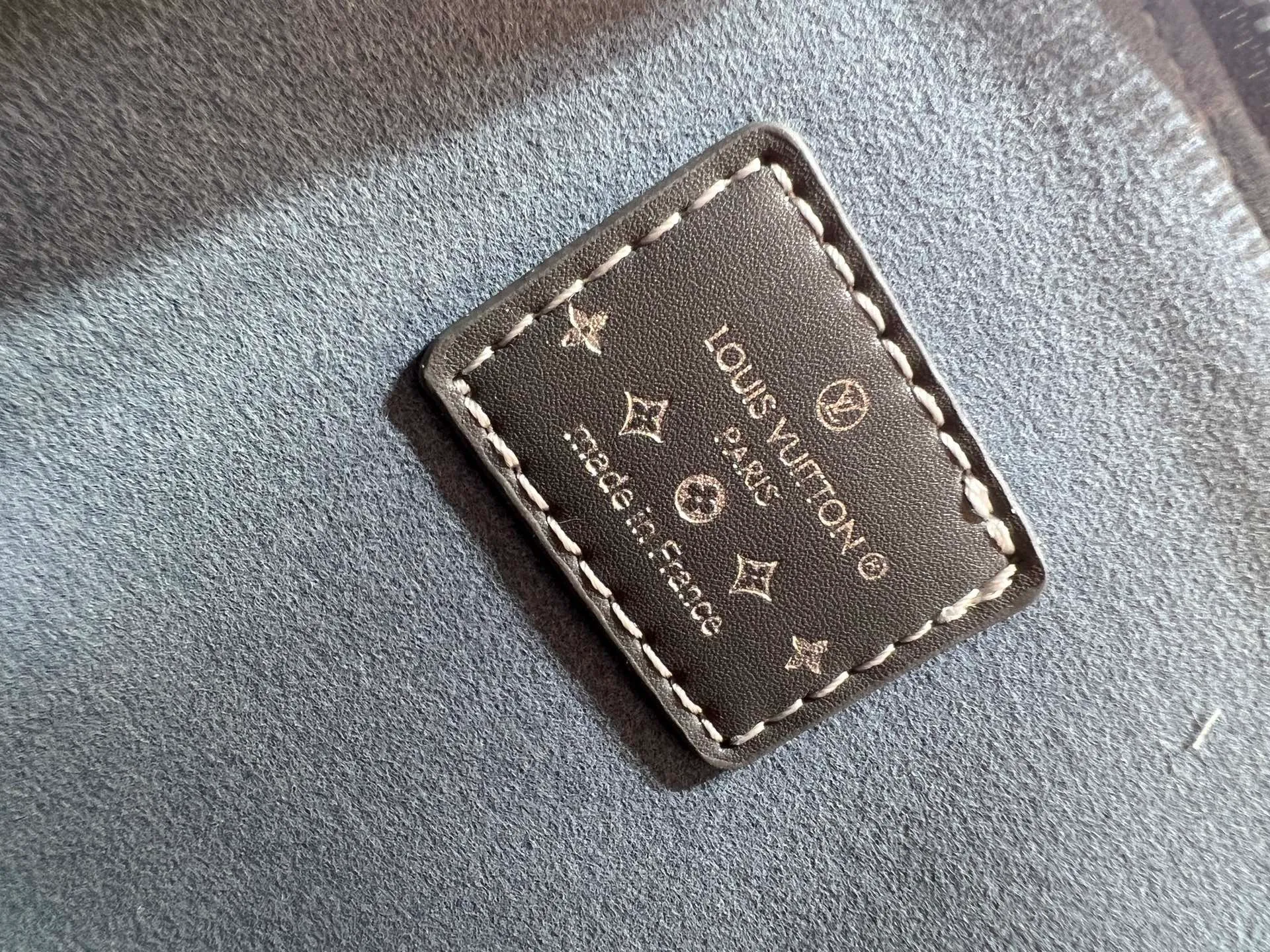 Batch 340💰Upgraded version of embossed denim M53152 This charming Alma BB handbag is derived from the classic Louis Vuitton bag designed in 1934. Iconic elements give this Monogram canvas bag a classic elegance: padlock and key charm, Toron handle and refined leather key holder. Features a detachable shoulder strap for cross-body wear. Dimensions: 23.5 x 17.5 x 11.5 cm (length x height x width)
