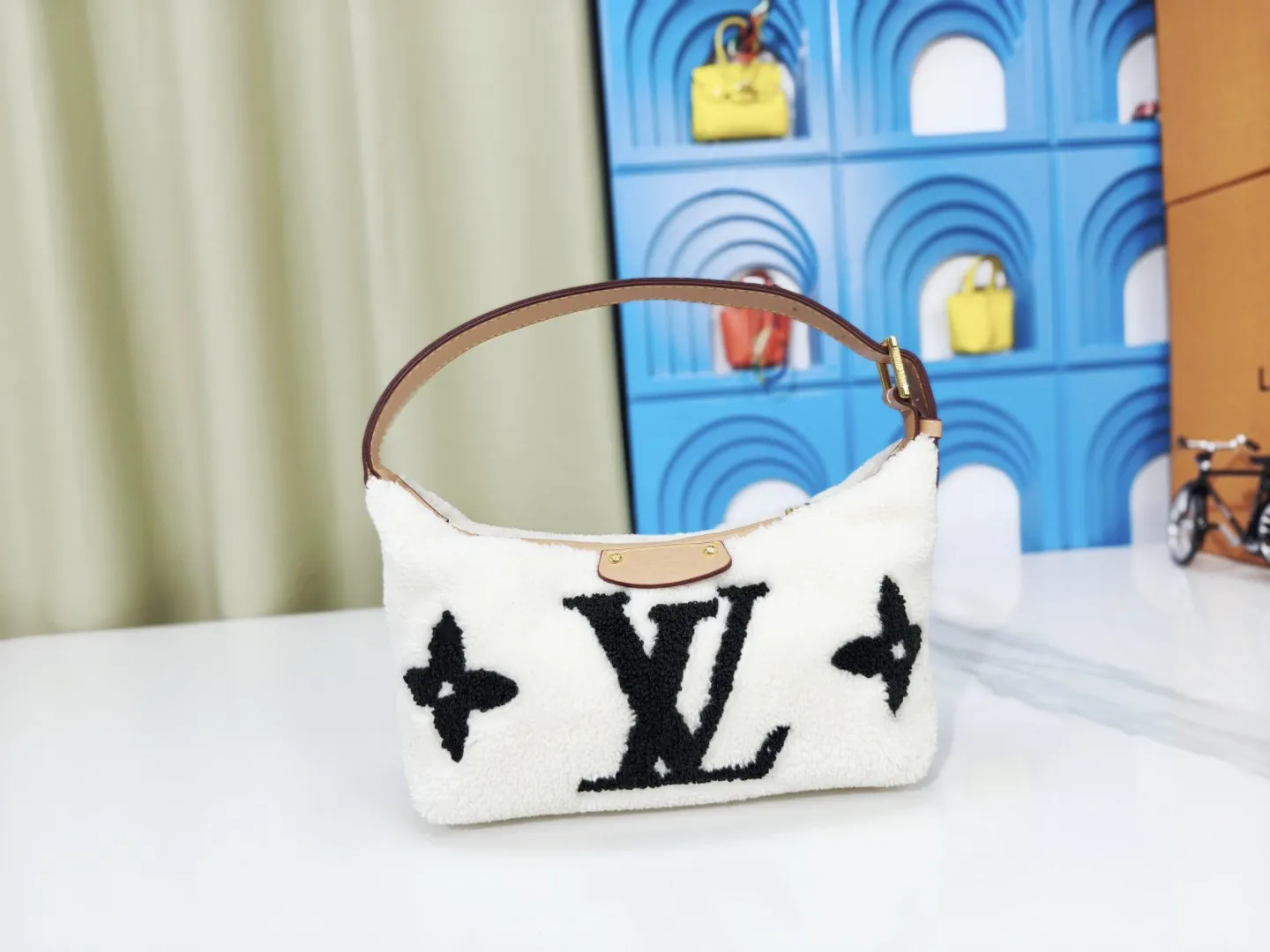 P200💰Upgraded from the original M11920 LV Ski series Hills Pochette clutch, embellished with dazzling metal parts, injecting dynamic vitality into your ski vacation. Made from shearling in a soft Monogram pattern, it can be worn over the shoulder or by hand. Dimensions: 18.5 x 11.0 x 6.5 cm (length x height x width)