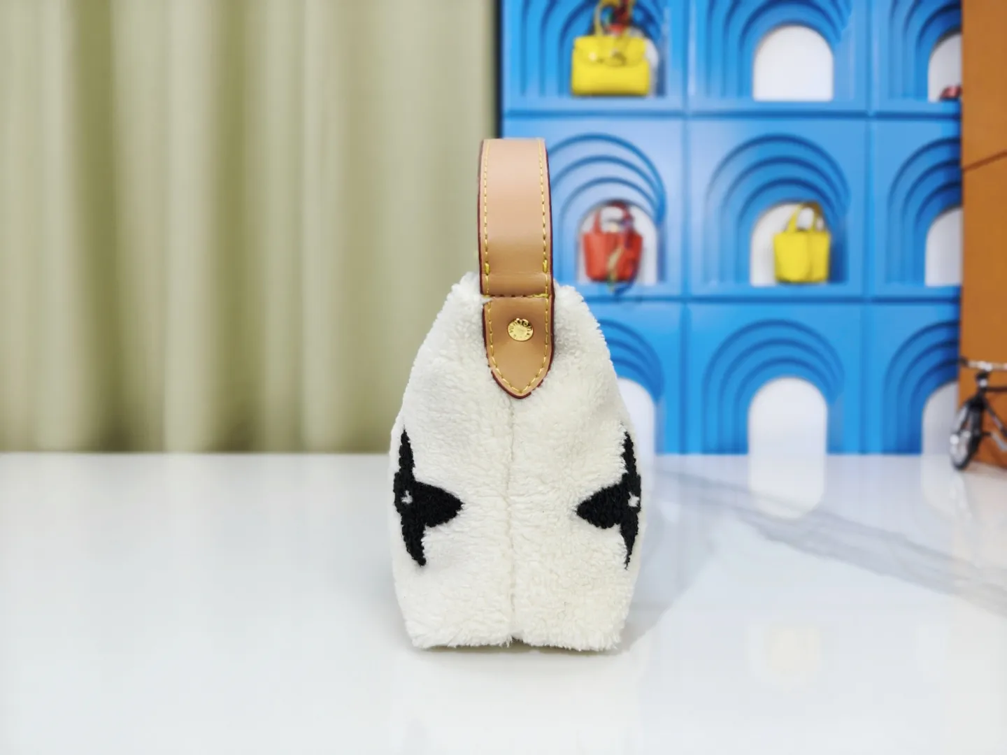 P200💰Upgraded from the original M11920 LV Ski series Hills Pochette clutch, embellished with dazzling metal parts, injecting dynamic vitality into your ski vacation. Made from shearling in a soft Monogram pattern, it can be worn over the shoulder or by hand. Dimensions: 18.5 x 11.0 x 6.5 cm (length x height x width)