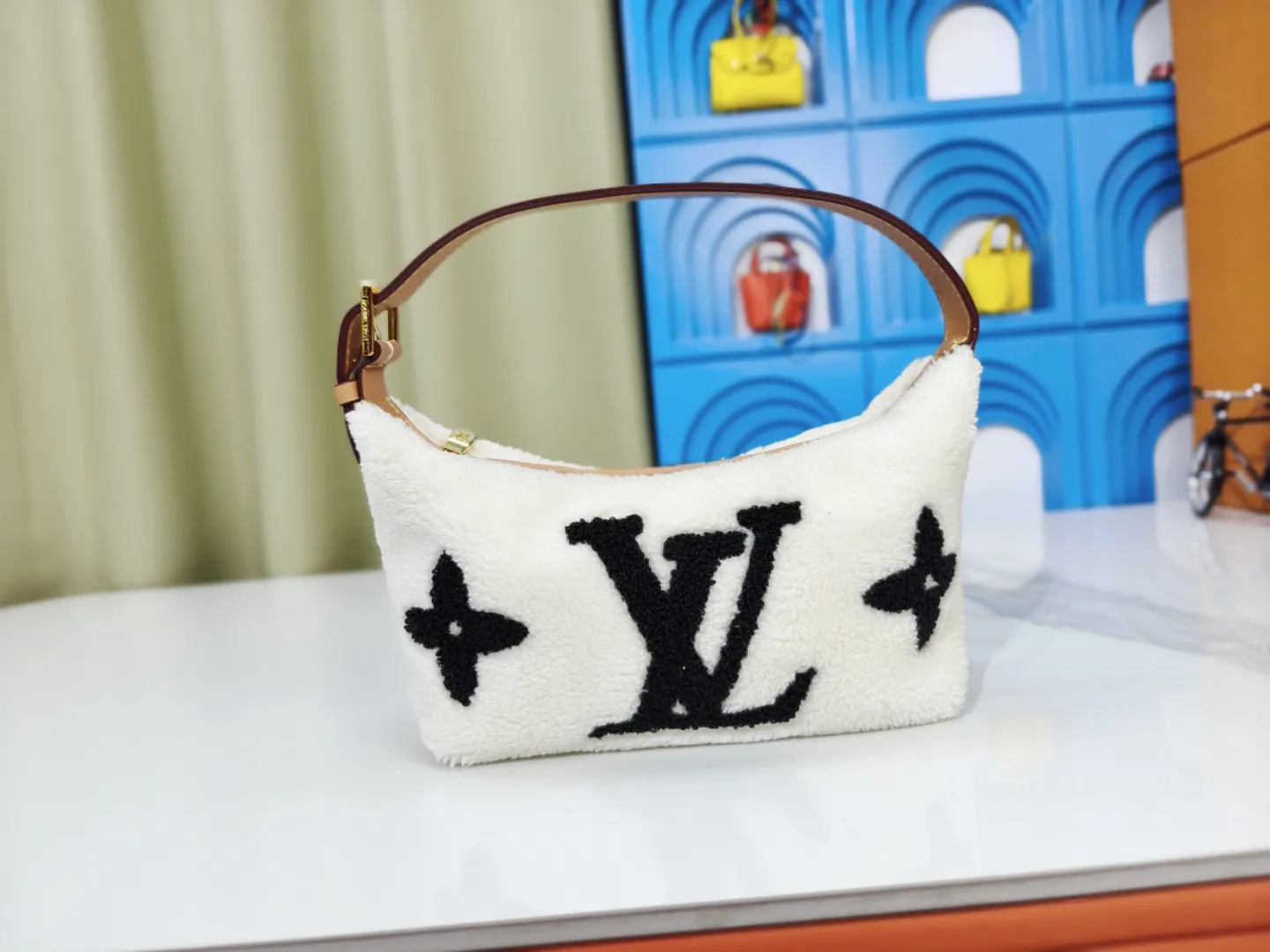 P200💰Upgraded from the original M11920 LV Ski series Hills Pochette clutch, embellished with dazzling metal parts, injecting dynamic vitality into your ski vacation. Made from shearling in a soft Monogram pattern, it can be worn over the shoulder or by hand. Dimensions: 18.5 x 11.0 x 6.5 cm (length x height x width)