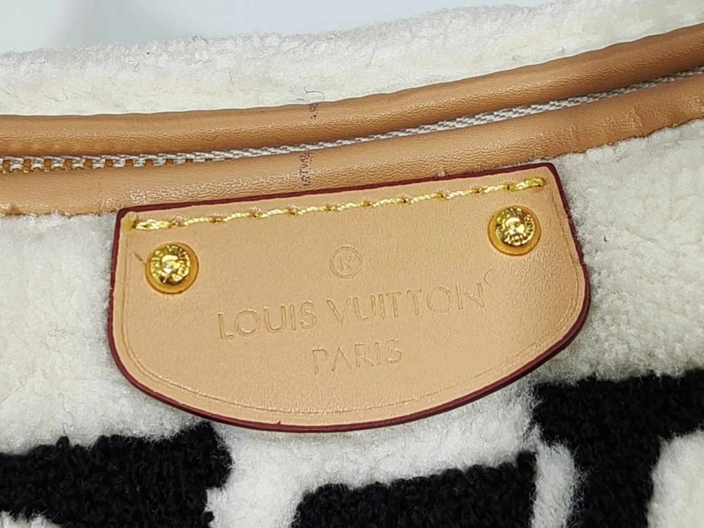 P200💰Upgraded from the original M11920 LV Ski series Hills Pochette clutch, embellished with dazzling metal parts, injecting dynamic vitality into your ski vacation. Made from shearling in a soft Monogram pattern, it can be worn over the shoulder or by hand. Dimensions: 18.5 x 11.0 x 6.5 cm (length x height x width)