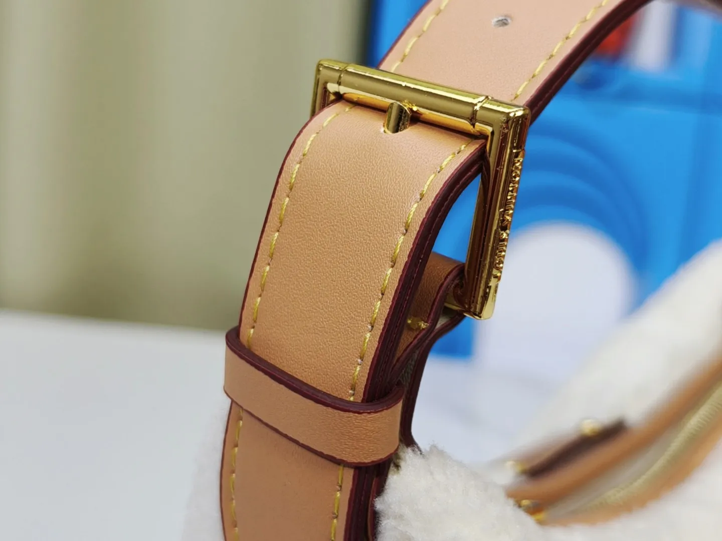 P200💰Upgraded from the original M11920 LV Ski series Hills Pochette clutch, embellished with dazzling metal parts, injecting dynamic vitality into your ski vacation. Made from shearling in a soft Monogram pattern, it can be worn over the shoulder or by hand. Dimensions: 18.5 x 11.0 x 6.5 cm (length x height x width)
