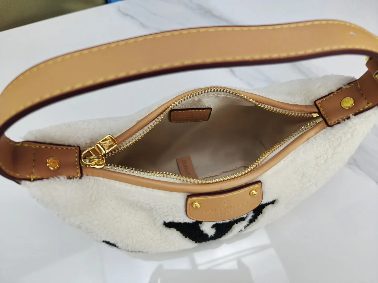 P200💰Upgraded from the original M11920 LV Ski series Hills Pochette clutch, embellished with dazzling metal parts, injecting dynamic vitality into your ski vacation. Made from shearling in a soft Monogram pattern, it can be worn over the shoulder or by hand. Dimensions: 18.5 x 11.0 x 6.5 cm (length x height x width)
