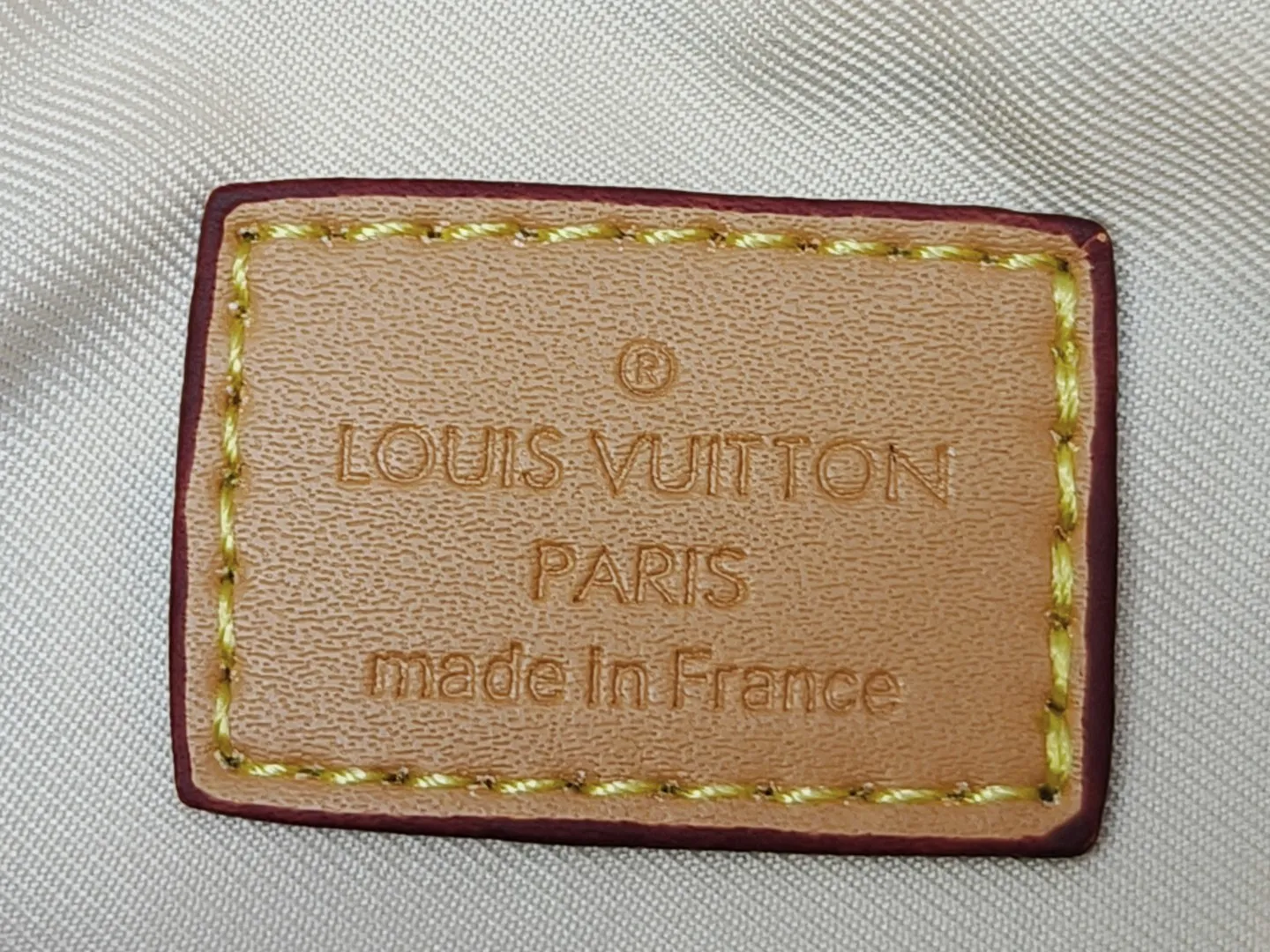 P200💰Upgraded from the original M11920 LV Ski series Hills Pochette clutch, embellished with dazzling metal parts, injecting dynamic vitality into your ski vacation. Made from shearling in a soft Monogram pattern, it can be worn over the shoulder or by hand. Dimensions: 18.5 x 11.0 x 6.5 cm (length x height x width)