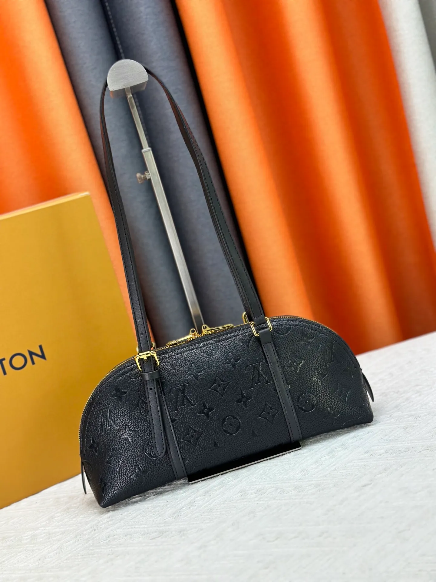 P240 LV Louis Vuitton｜alma bb printed shell bag This Retiro bag is classic and timeless. The elegant and low-key shape design and spacious bag body add practicality. Instructions for use: - Color-changing trim, adjustable shoulder straps, shoulder pads with tree cake leather, zipper closure. - Microfiber lining Size 32 14 Cat. No. 90612 M13086