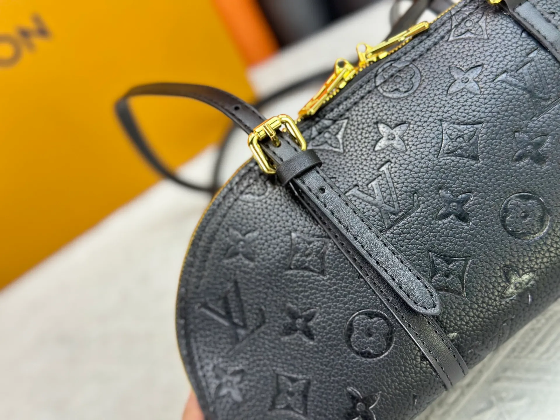 P240 LV Louis Vuitton｜alma bb printed shell bag This Retiro bag is classic and timeless. The elegant and low-key shape design and spacious bag body add practicality. Instructions for use: - Color-changing trim, adjustable shoulder straps, shoulder pads with tree cake leather, zipper closure. - Microfiber lining Size 32 14 Cat. No. 90612 M13086