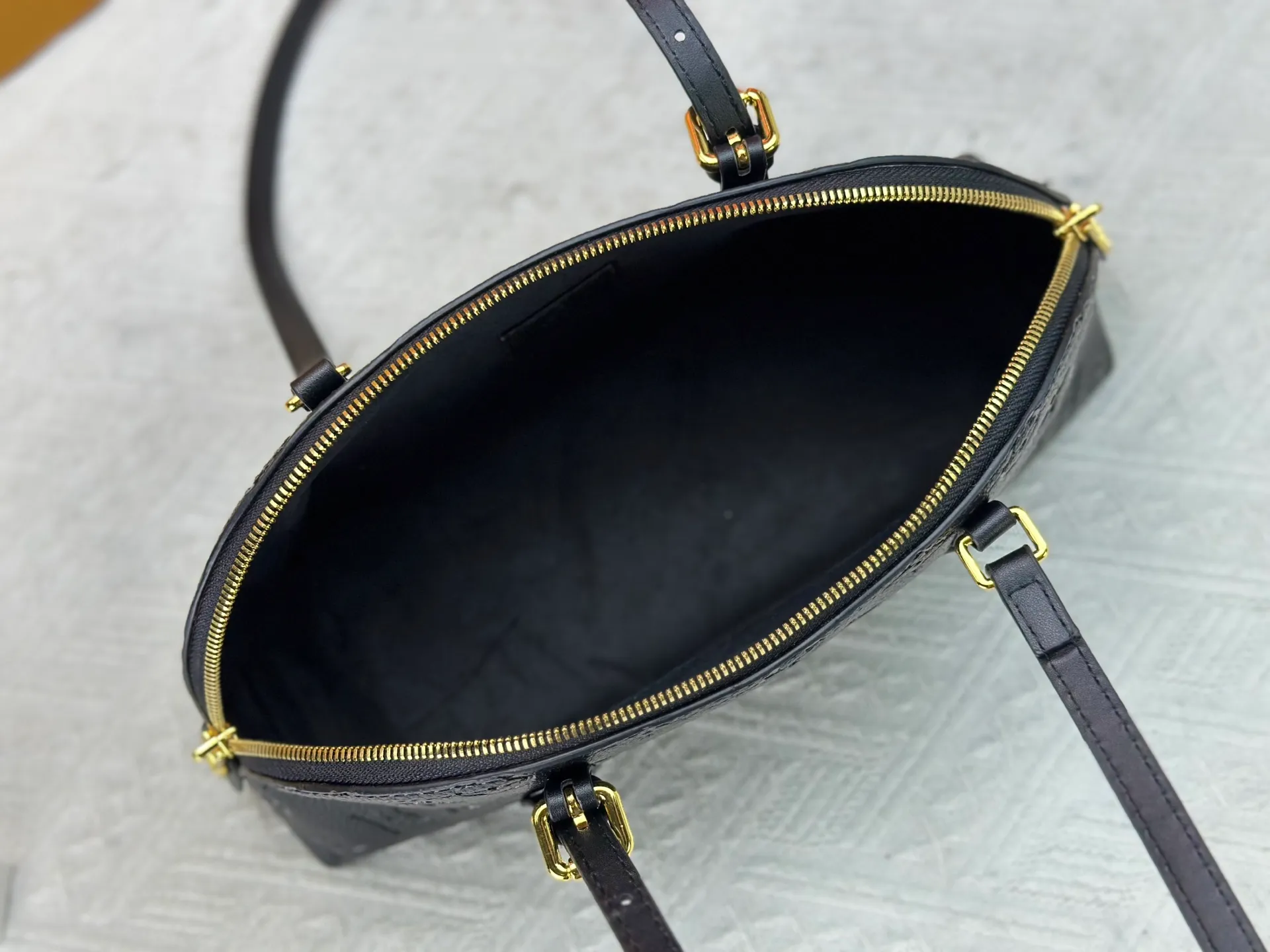P240 LV Louis Vuitton｜alma bb printed shell bag This Retiro bag is classic and timeless. The elegant and low-key shape design and spacious bag body add practicality. Instructions for use: - Color-changing trim, adjustable shoulder straps, shoulder pads with tree cake leather, zipper closure. - Microfiber lining Size 32 14 Cat. No. 90612 M13086