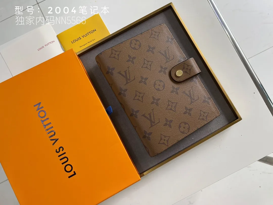 💰140 Top Original 💎 Latest Date 📅 Notepad This small notepad cover is made of Monogram canvas and can hold three credit cards. It can also be used as an address book, notebook or calendar. Epi leather is delicately embossed with LV initials and is lined with intertwined textured leather - Push-button closure - Six-ring binder with three rings in a set, six credit card slots and two internal compartments - Notepad insert available separately. Model: 2004 Size: 14x18cm