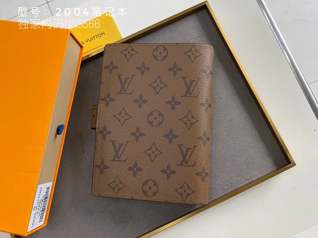 💰140 Top Original 💎 Latest Date 📅 Notepad This small notepad cover is made of Monogram canvas and can hold three credit cards. It can also be used as an address book, notebook or calendar. Epi leather is delicately embossed with LV initials and is lined with intertwined textured leather - Push-button closure - Six-ring binder with three rings in a set, six credit card slots and two internal compartments - Notepad insert available separately. Model: 2004 Size: 14x18cm