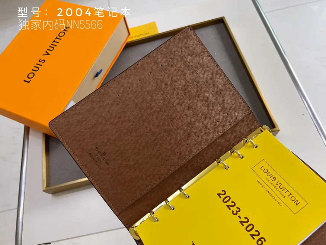💰140 Top Original 💎 Latest Date 📅 Notepad This small notepad cover is made of Monogram canvas and can hold three credit cards. It can also be used as an address book, notebook or calendar. Epi leather is delicately embossed with LV initials and is lined with intertwined textured leather - Push-button closure - Six-ring binder with three rings in a set, six credit card slots and two internal compartments - Notepad insert available separately. Model: 2004 Size: 14x18cm