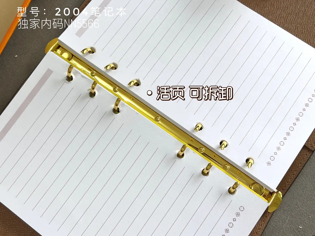 💰140 Top Original 💎 Latest Date 📅 Notepad This small notepad cover is made of Monogram canvas and can hold three credit cards. It can also be used as an address book, notebook or calendar. Epi leather is delicately embossed with LV initials and is lined with intertwined textured leather - Push-button closure - Six-ring binder with three rings in a set, six credit card slots and two internal compartments - Notepad insert available separately. Model: 2004 Size: 14x18cm
