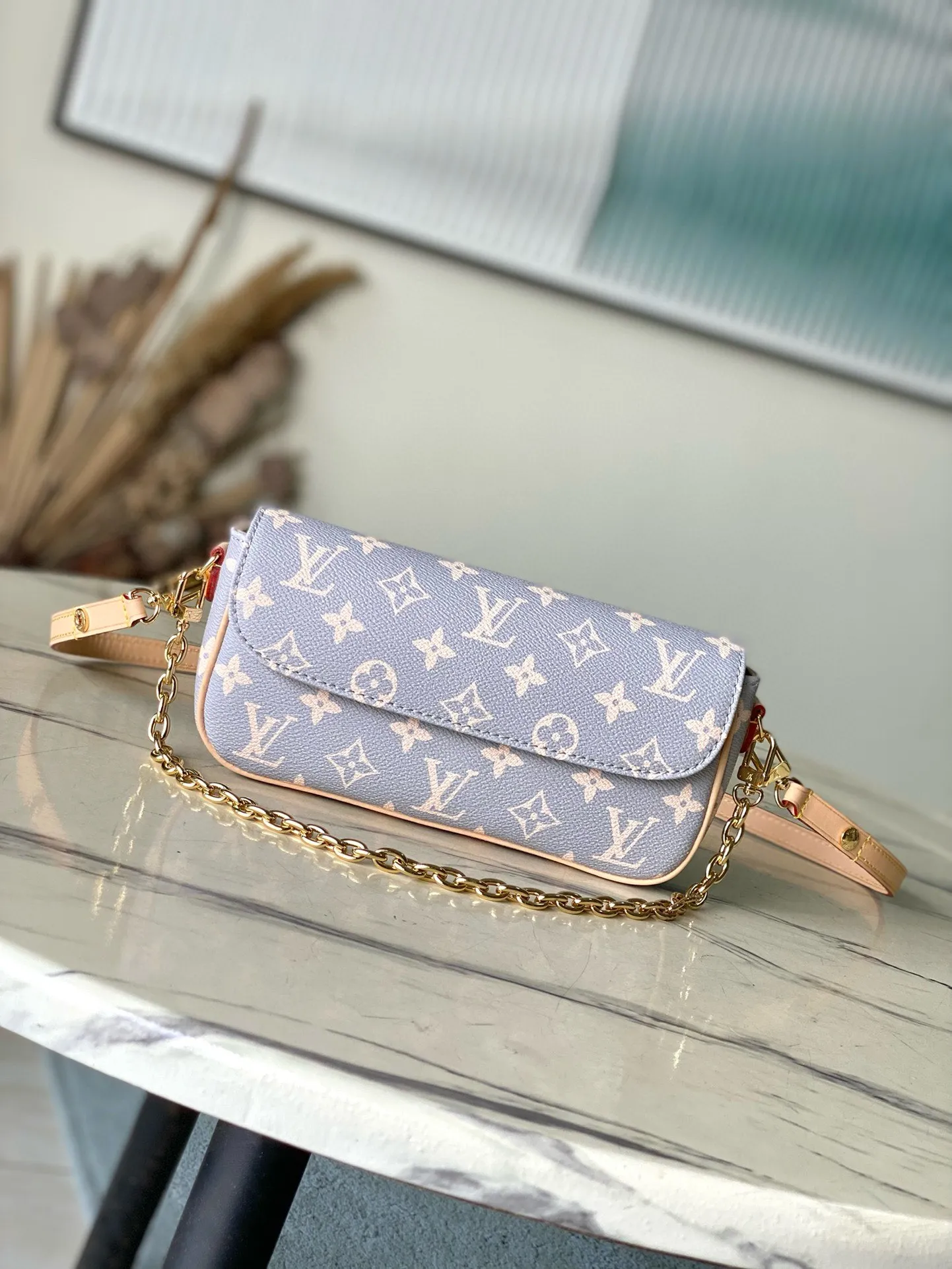 💰760 Top Original Order M12778 This Wallet On Chain Ivy handbag draws inspiration from the color of the brand's traditional hard trunk, rendering the iconic Monogram coated canvas in elegant French tones. The card compartment and zippered inner pocket can accommodate daily needs, and the chain and adjustable leather shoulder strap are detachable, allowing for long and short shoulder and cross-body wear options. 23.5 x 12 x 4.3 cm (length x height x width)