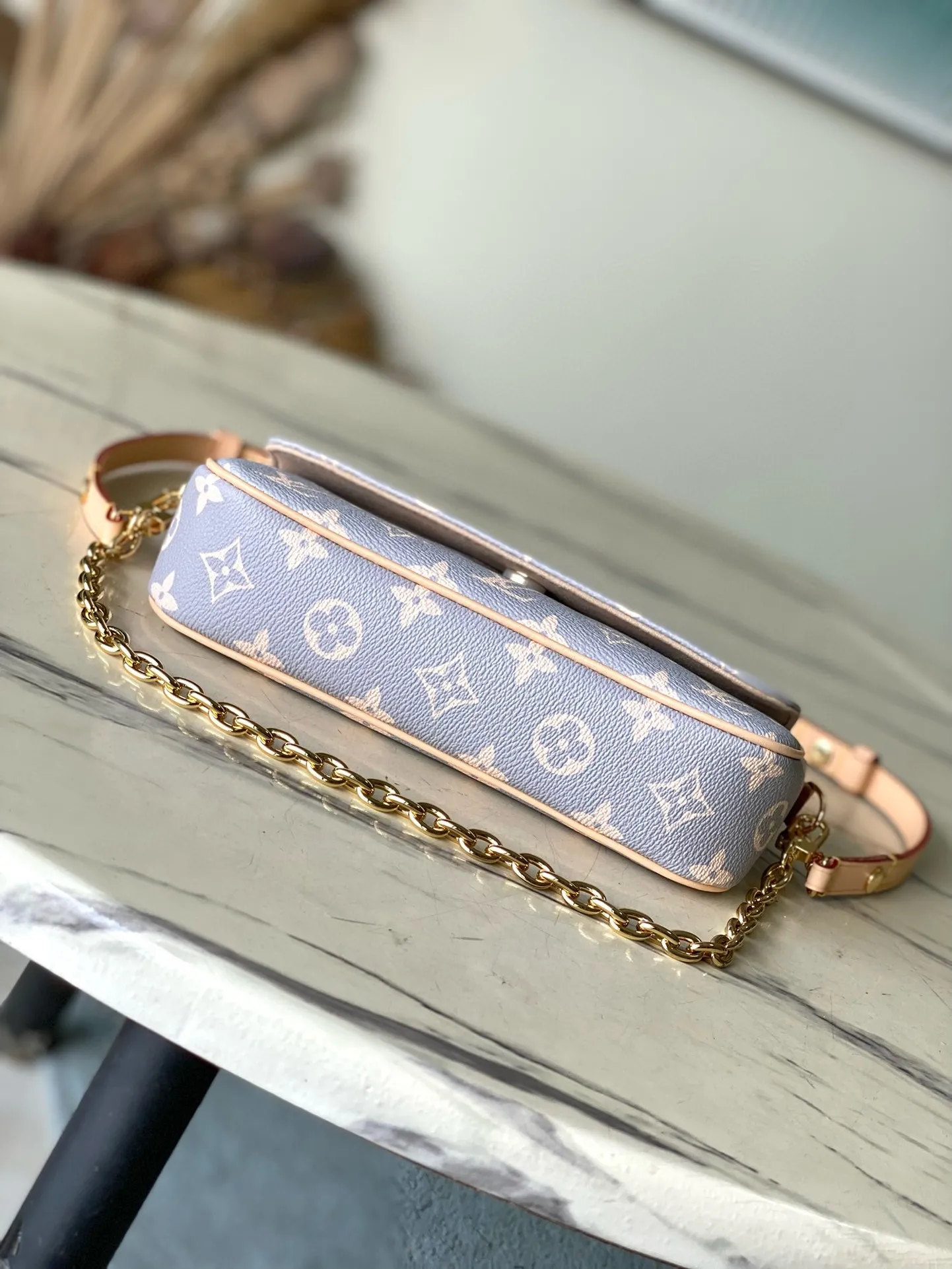 💰760 Top Original Order M12778 This Wallet On Chain Ivy handbag draws inspiration from the color of the brand's traditional hard trunk, rendering the iconic Monogram coated canvas in elegant French tones. The card compartment and zippered inner pocket can accommodate daily needs, and the chain and adjustable leather shoulder strap are detachable, allowing for long and short shoulder and cross-body wear options. 23.5 x 12 x 4.3 cm (length x height x width)