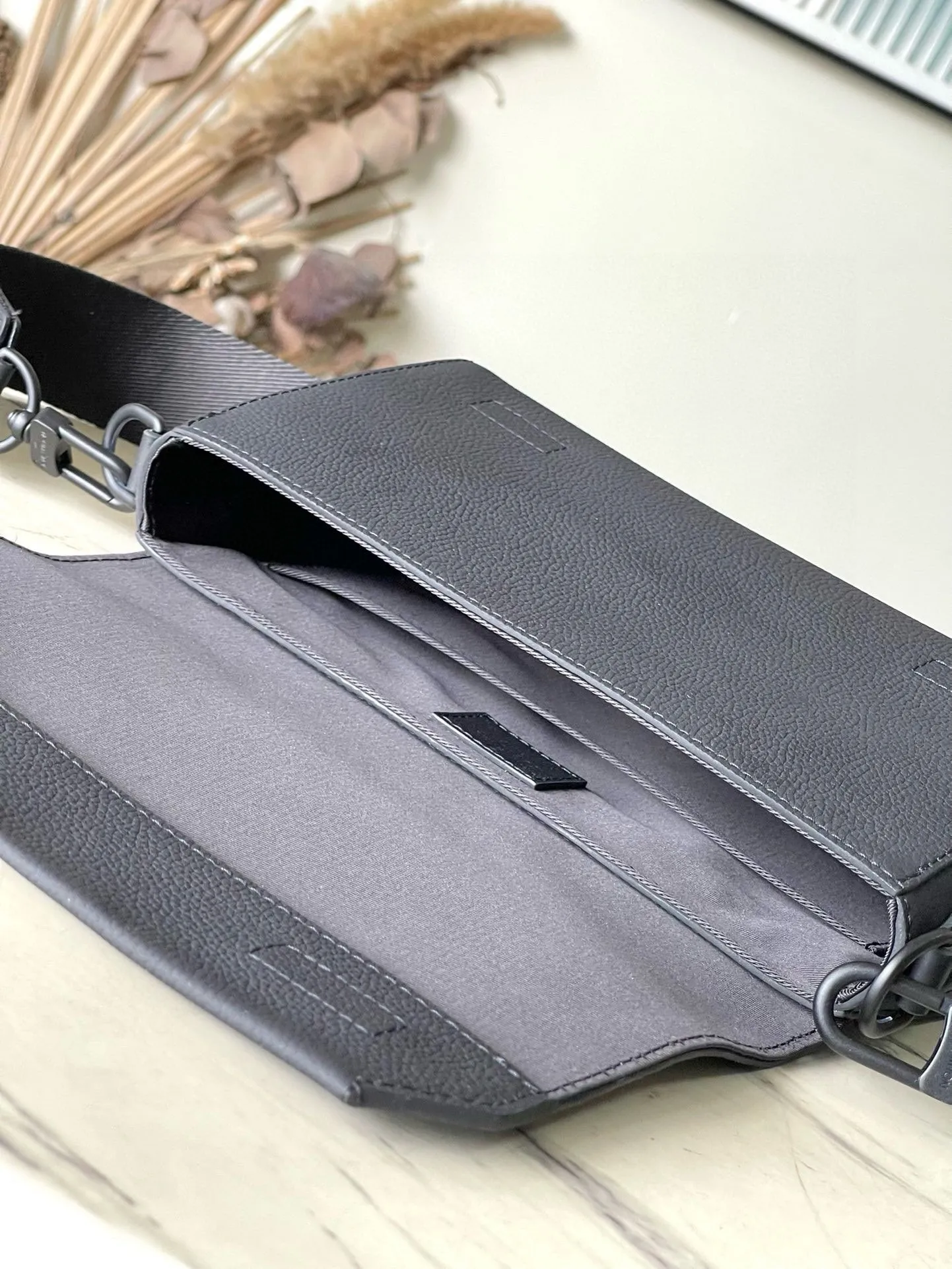 💰940 (top-grain leather) top original order M24769 black. This small Takeoff messenger bag is made of cow leather. It continues the iconic elements of the LV Aerogram series with its obtuse flap and LV logo. The close-fitting construction and wide removable shoulder strap make it a perfect choice for everyday travel. Dimensions: 22 × 16.5 × 7 cm