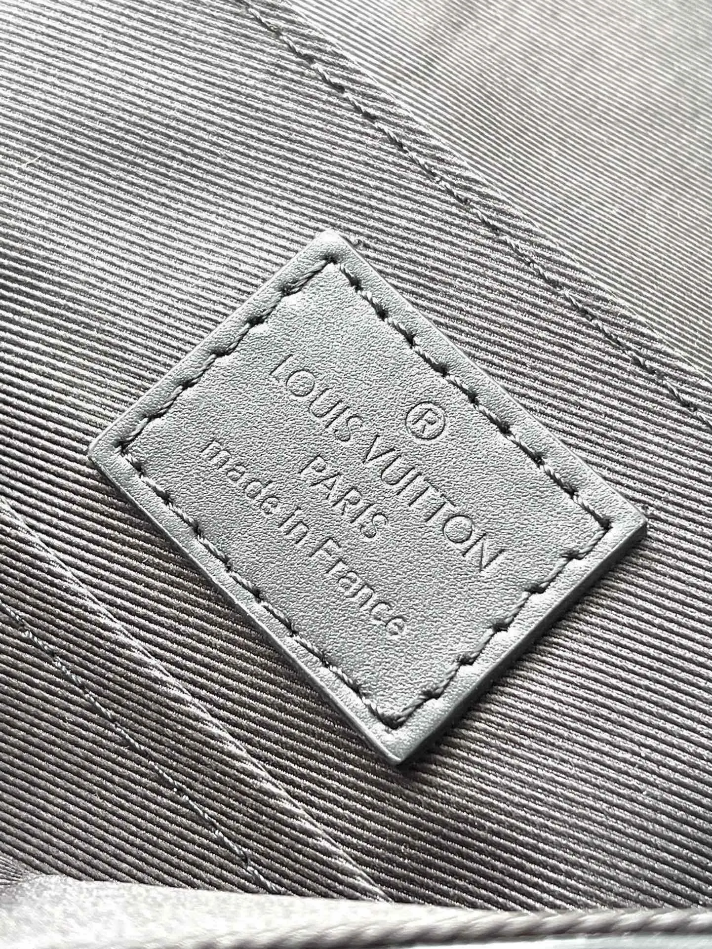 💰940 (top-grain leather) top original order M24769 black. This small Takeoff messenger bag is made of cow leather. It continues the iconic elements of the LV Aerogram series with its obtuse flap and LV logo. The close-fitting construction and wide removable shoulder strap make it a perfect choice for everyday travel. Dimensions: 22 × 16.5 × 7 cm
