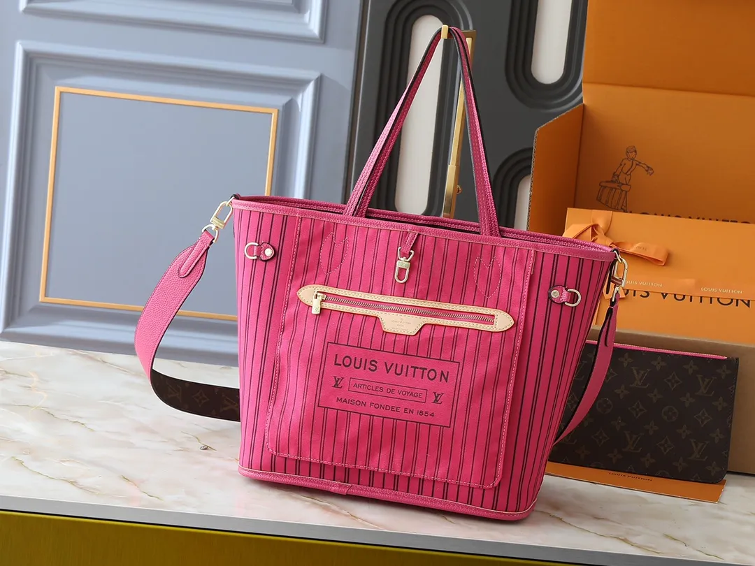 💰260💰Upgraded from the original M12708 M12707 M13753 M12779 M40995 This Neverfull Bandoulière Inside Out medium handbag is made of Monogram canvas, with bright fabric and leather trimming to highlight the eye-catching meaning, achieving a delicate balance between classic and modern. The versatile construction features a novel shoulder strap that transforms into a Hobo bag via the side hooks. Dimensions: 31.0 x 28.0 x 14.0 cm (length x height x width)