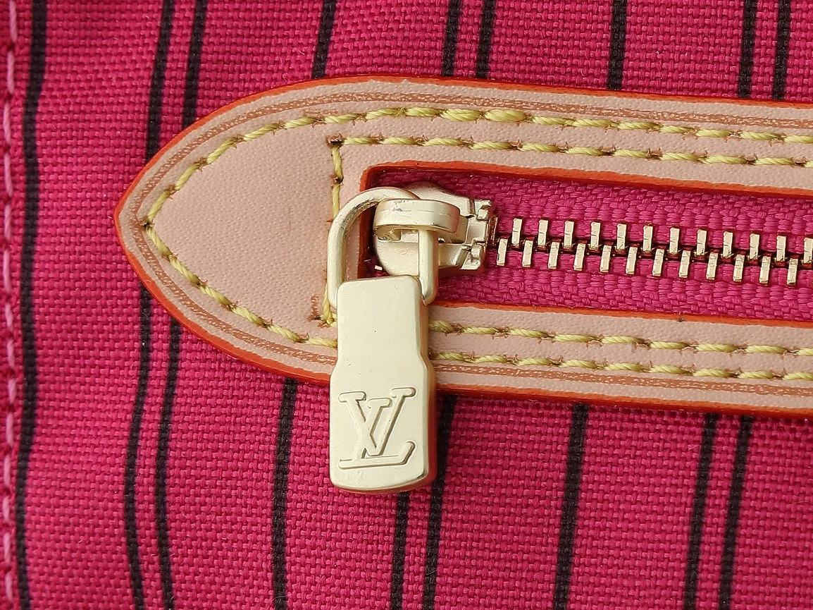💰260💰Upgraded from the original M12708 M12707 M13753 M12779 M40995 This Neverfull Bandoulière Inside Out medium handbag is made of Monogram canvas, with bright fabric and leather trimming to highlight the eye-catching meaning, achieving a delicate balance between classic and modern. The versatile construction features a novel shoulder strap that transforms into a Hobo bag via the side hooks. Dimensions: 31.0 x 28.0 x 14.0 cm (length x height x width)