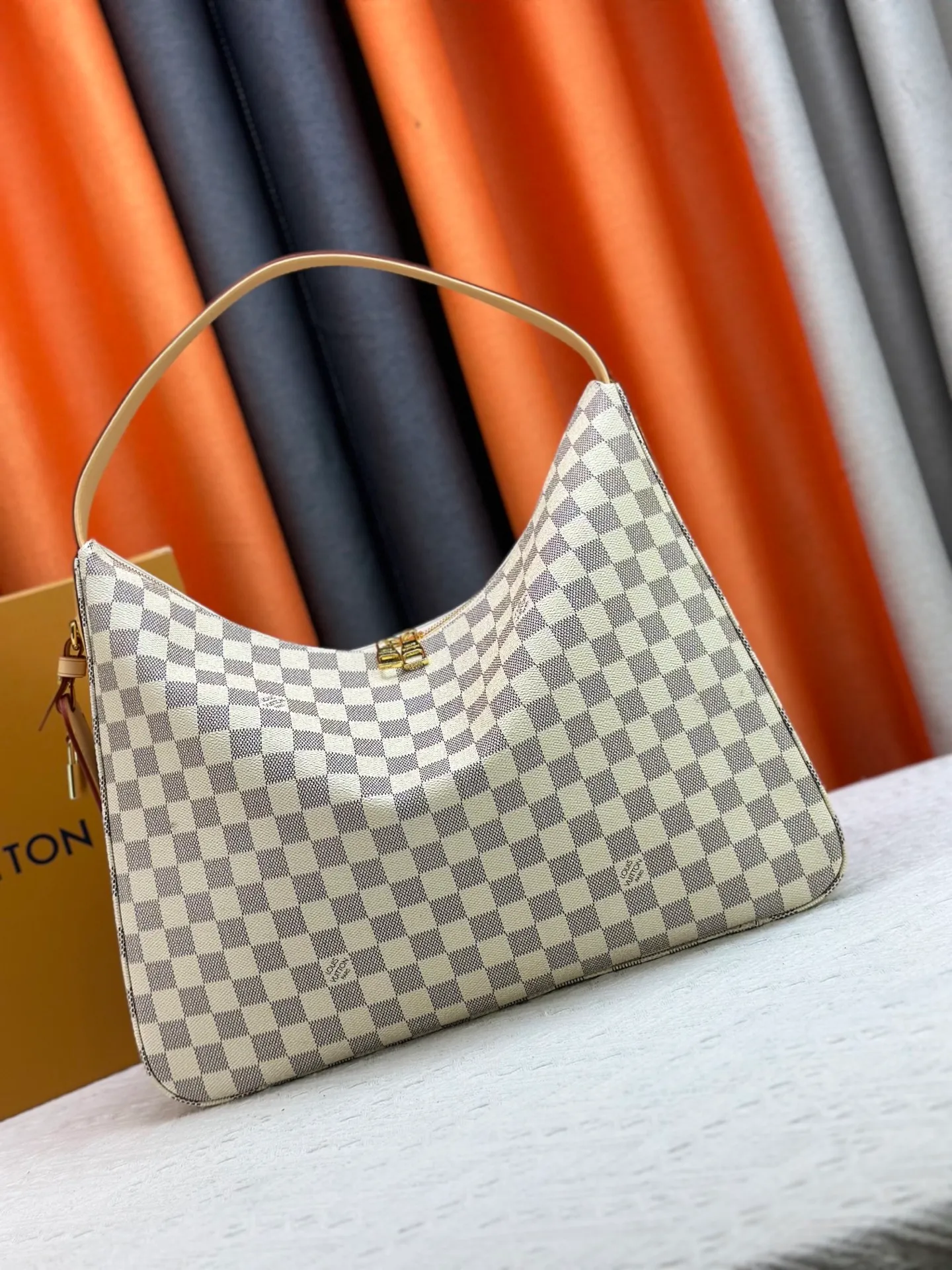 P280 Upgraded version [Official latest model, real shot of version making] M12097-M12098-M11952-M00126 This Vanity Pouch handbag comes from the Louis Vuitton Coated canvas is trimmed with calfskin, while a zipper closure, detachable chain and LV-engraved padlock add a metallic sheen. Dimensions: 41.0 × 33.0 × 10.0 Dimensions, 32.5x22.0x9.0